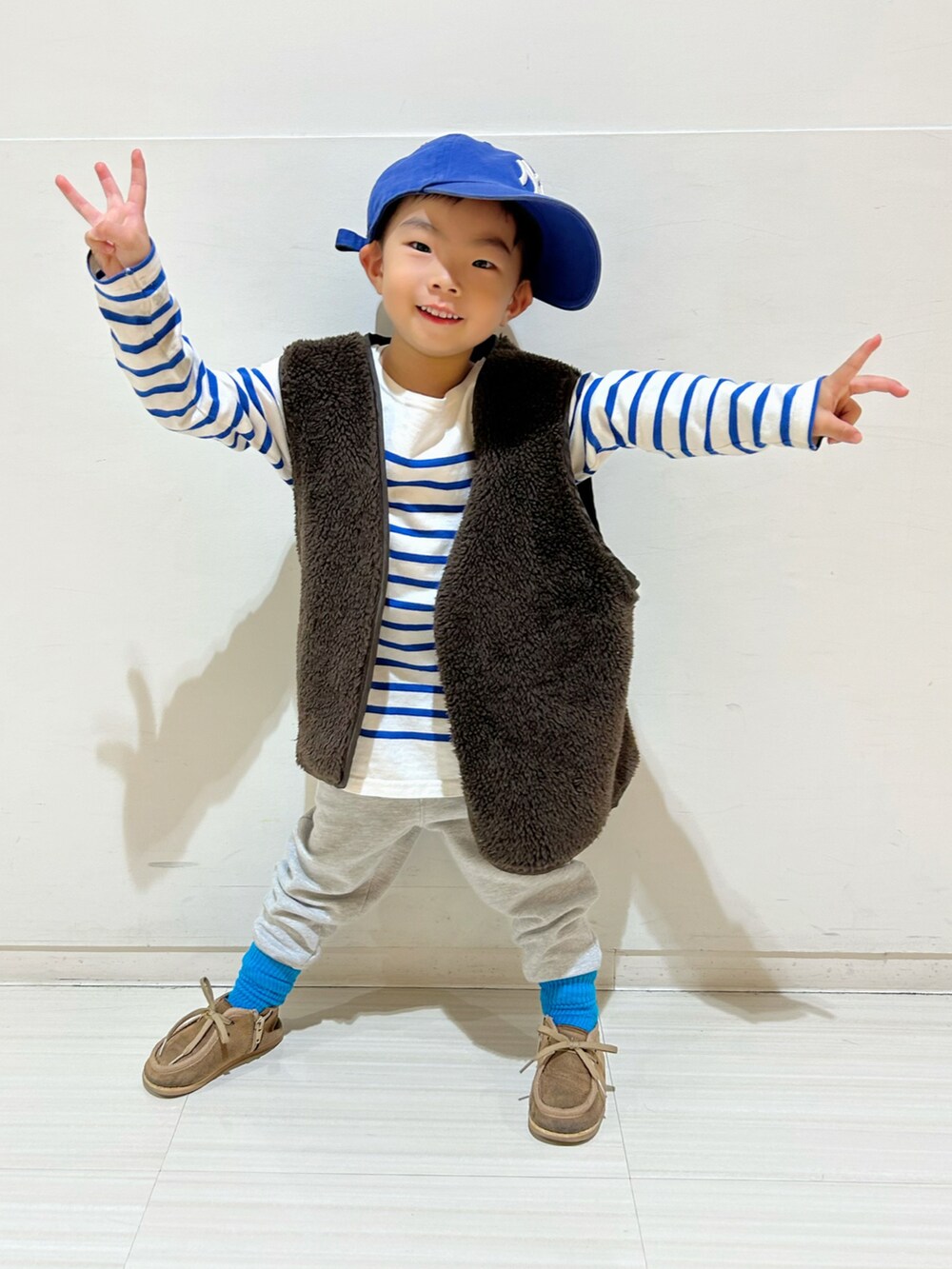 ブルー系のTシャツ/カットソー、グリーン系のスウェット、グレー系のスウェットパンツを着用したキッズの秋コーディネートの4枚目の写真