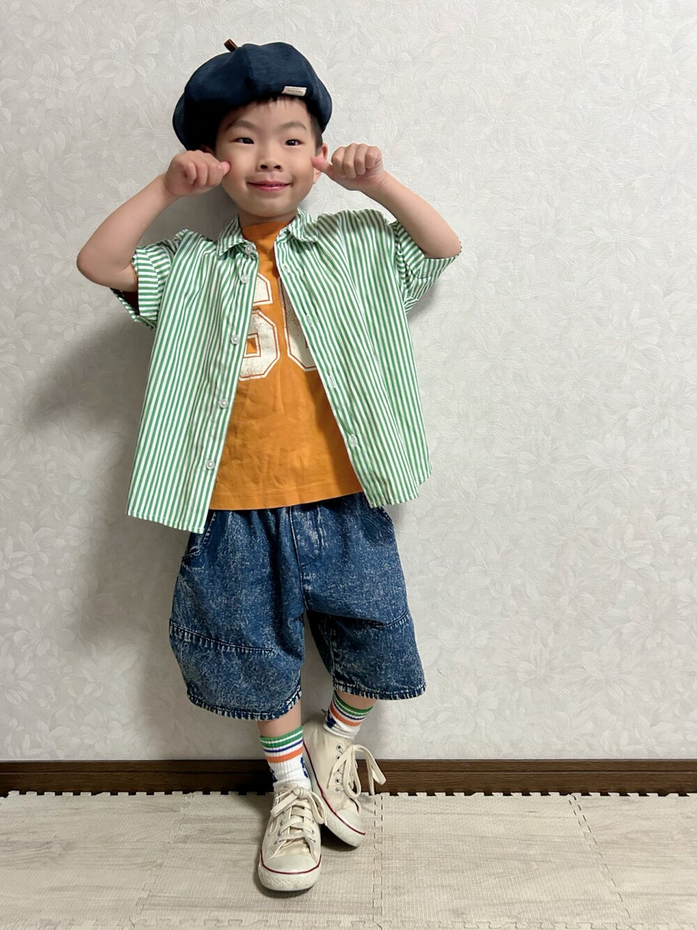 グリーン系のシャツ/ブラウス、オレンジ系のTシャツ/カットソー、ブルー系のデニムパンツを着用したキッズの夏コーディネートの4枚目の写真