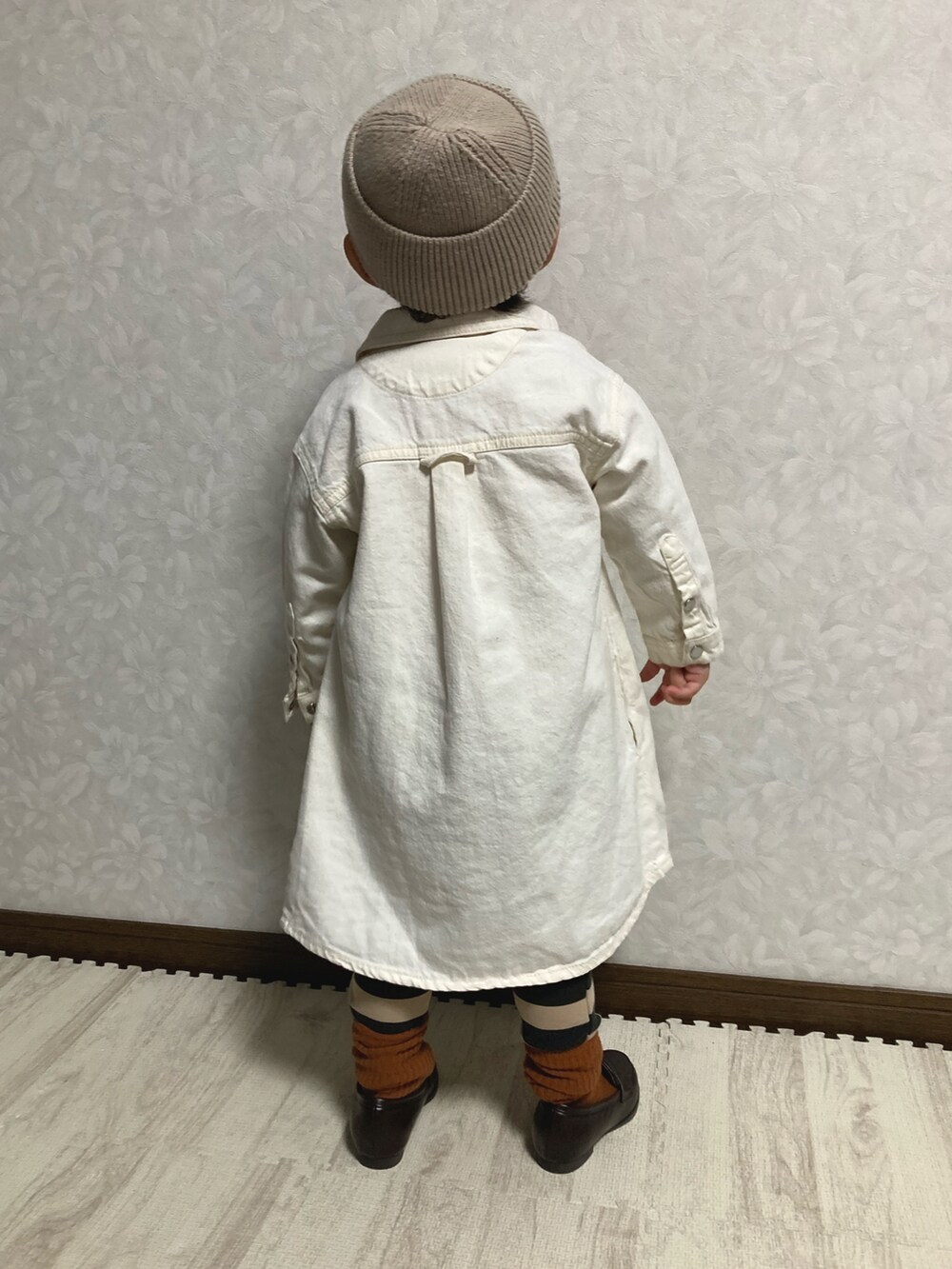 ピンク系のトップス、ブラック系のその他パンツ、ホワイト系のワンピースを着用したキッズの春コーディネートの5枚目の写真