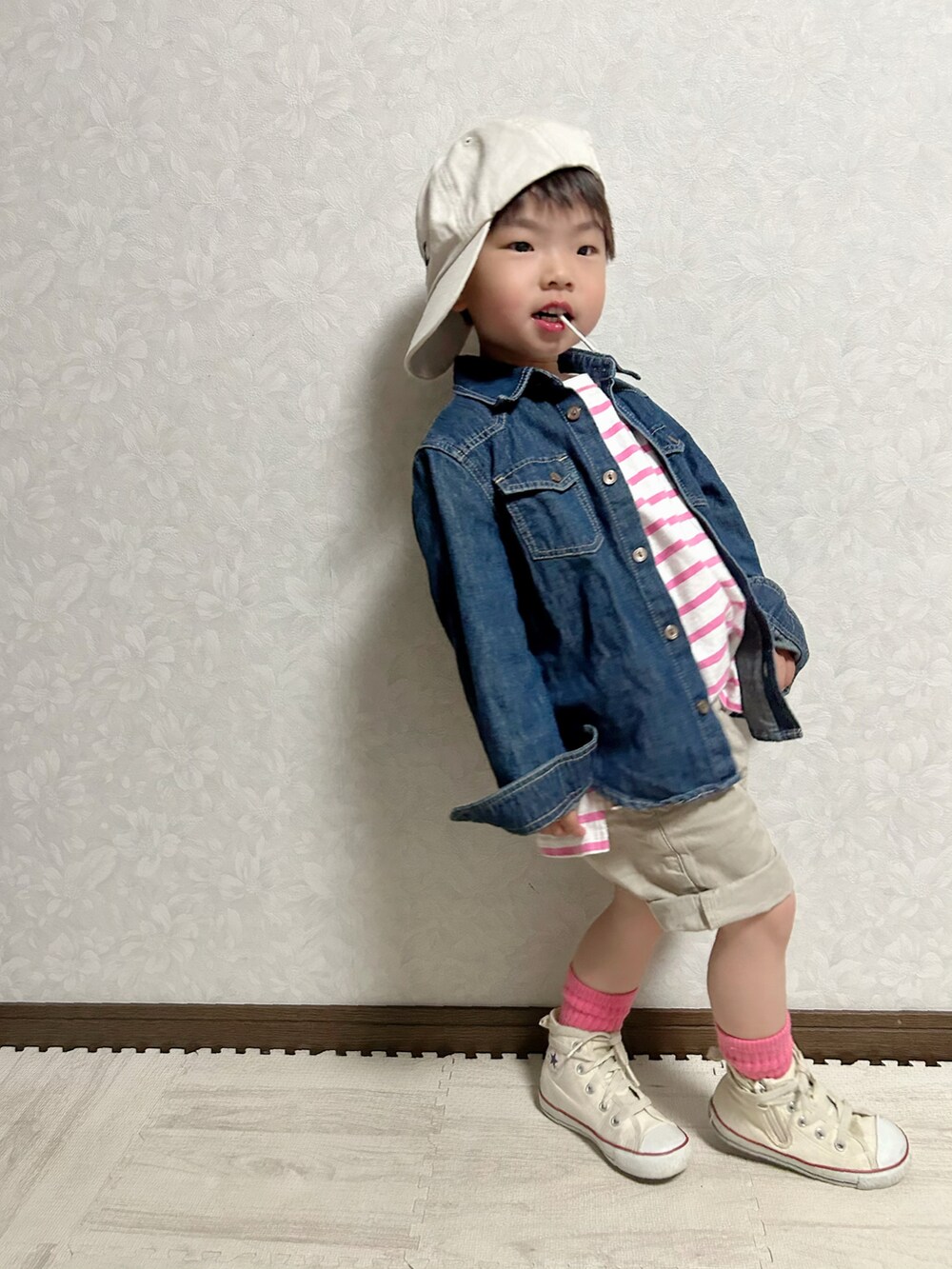 ピンク系のTシャツ/カットソー、ブルー系のシャツ/ブラウス、ベージュ系のチノパンツを着用したキッズの春コーディネートの3枚目の写真