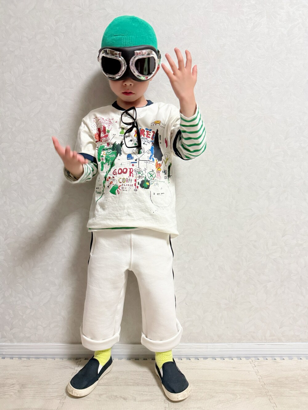 グリーン系のTシャツ/カットソー、ブルー系のデニムジャケット、ホワイト系のスウェットパンツを着用したキッズの春コーディネートの5枚目の写真