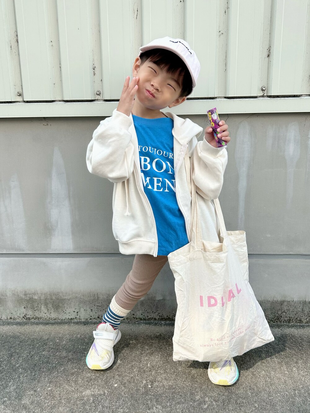 ブルー系のTシャツ/カットソー、ホワイト系のパーカー、ホワイト系のトートバッグを着用したキッズの秋コーディネートの2枚目の写真