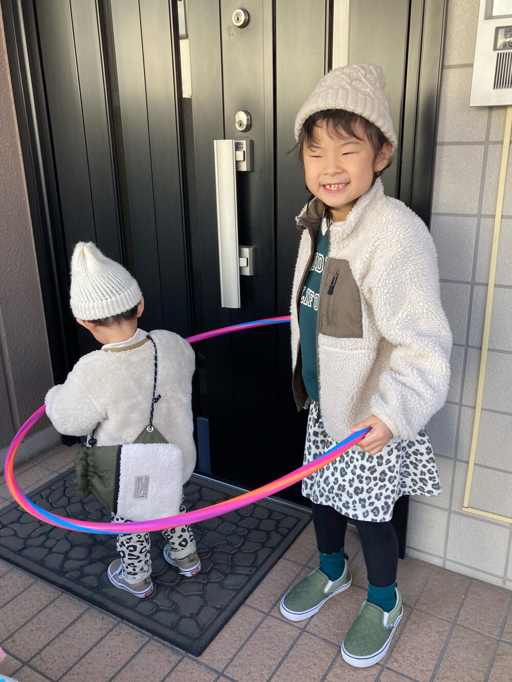 ホワイト系のニット/セーター、グリーン系のスウェット、ベージュ系のブルゾンを着用したキッズの冬コーディネートの3枚目の写真