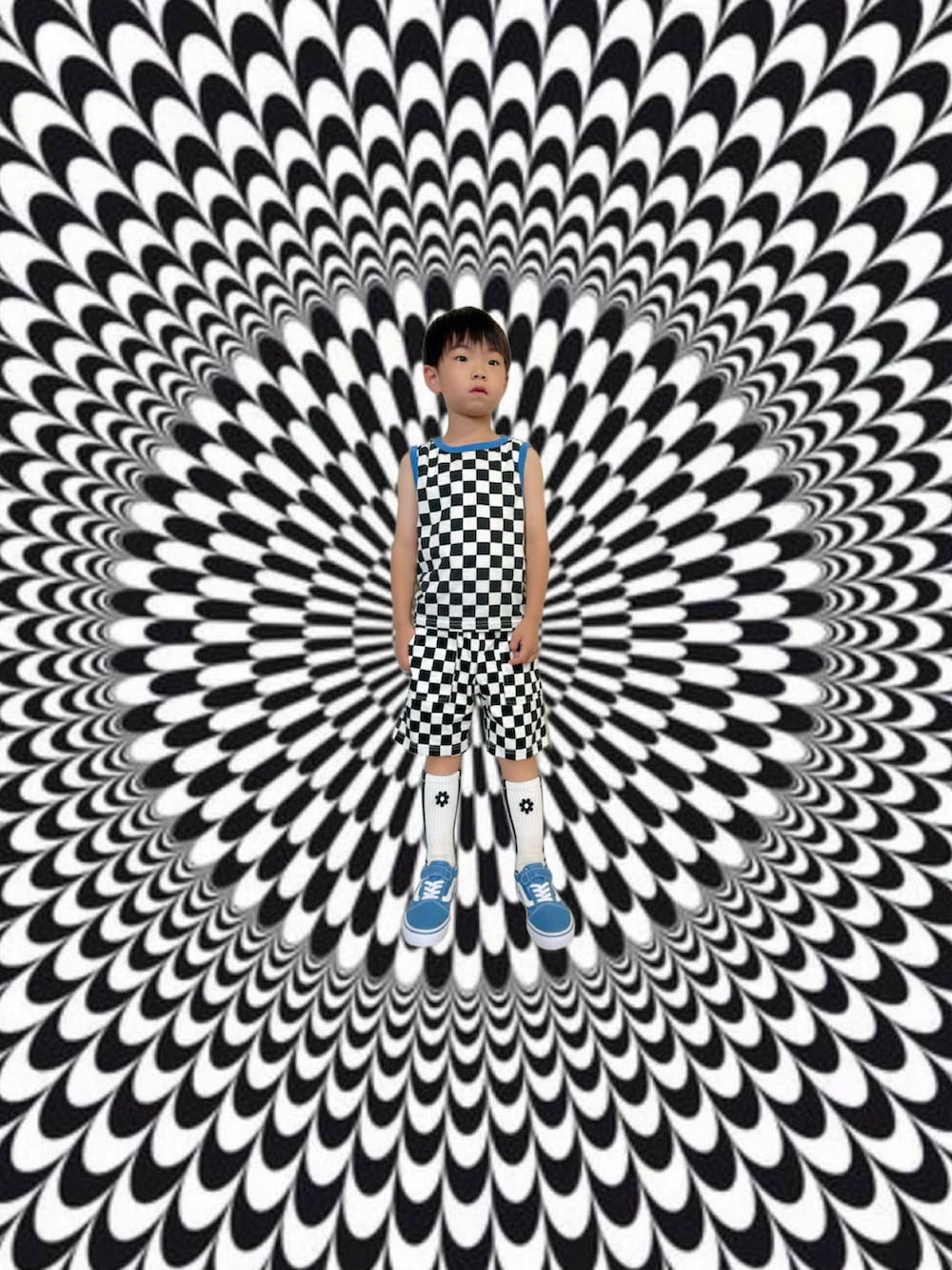 その他のその他パンツ、ブルー系のスニーカー、ブラック系のタンクトップを着用したキッズの夏コーディネートの2枚目の写真