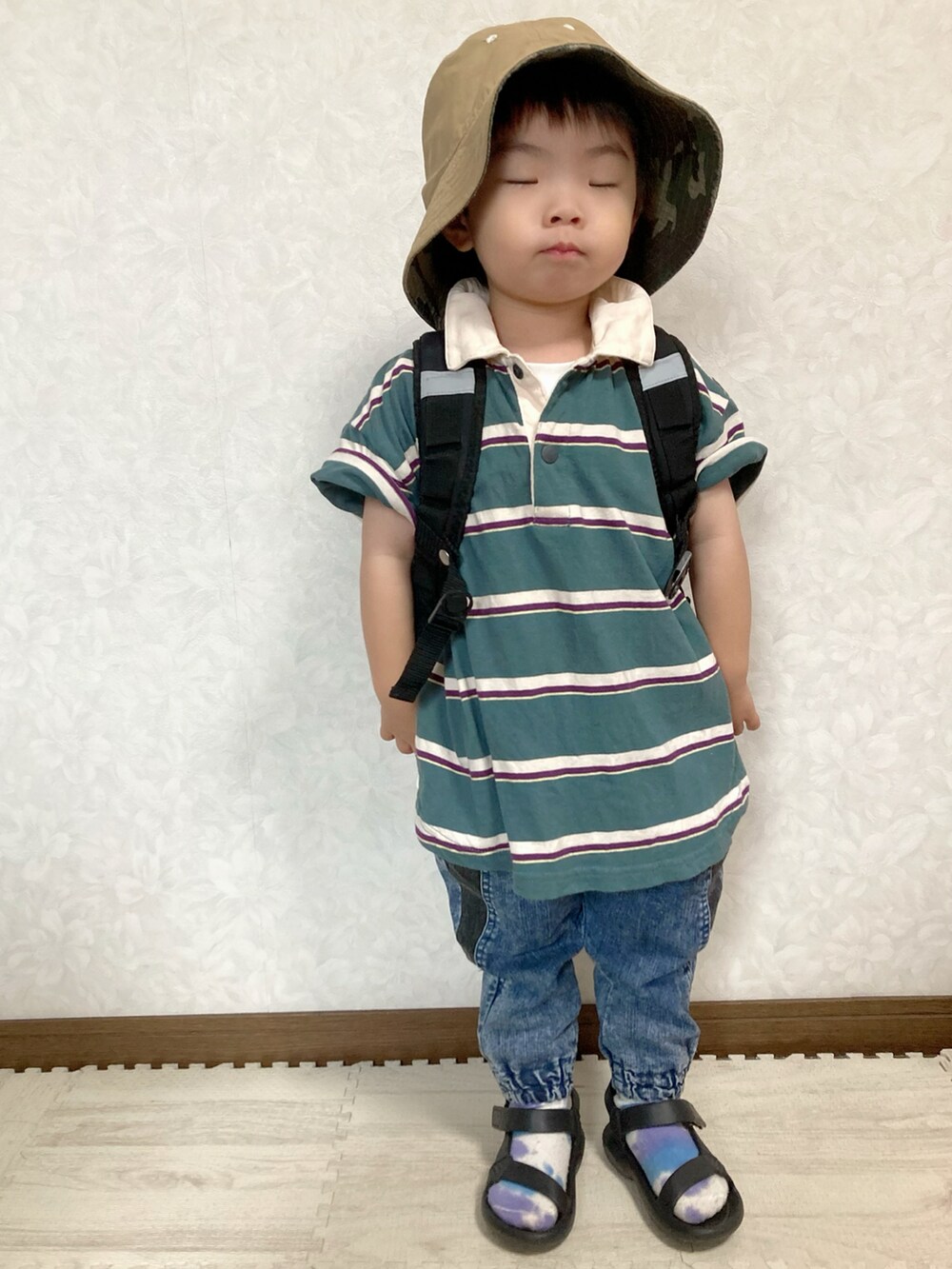 グリーン系のポロシャツ、ブルー系のデニムパンツ、ブラック系のバックパック/リュックを着用したキッズの夏コーディネートの4枚目の写真