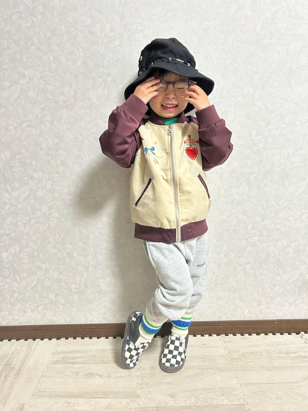 「bmingbybeams、BMINGLIFESTOREbyBEAMS、休日スタイル、カジュアルコーデ、ストリート、PR、レイヤードスタイル、バケットハット、ロンT、ロゴスウェット、スリッポン、プチプラ、スニーカー、フェスコーデ、チェック」|「B:MING by BEAMSのB:MING by BEAMS / スカジャン(100~150cm)(ブルゾン、レッド系)」を使った、lenlen23さん(キッズ・90cm)の春コーディネートの4枚目の写真