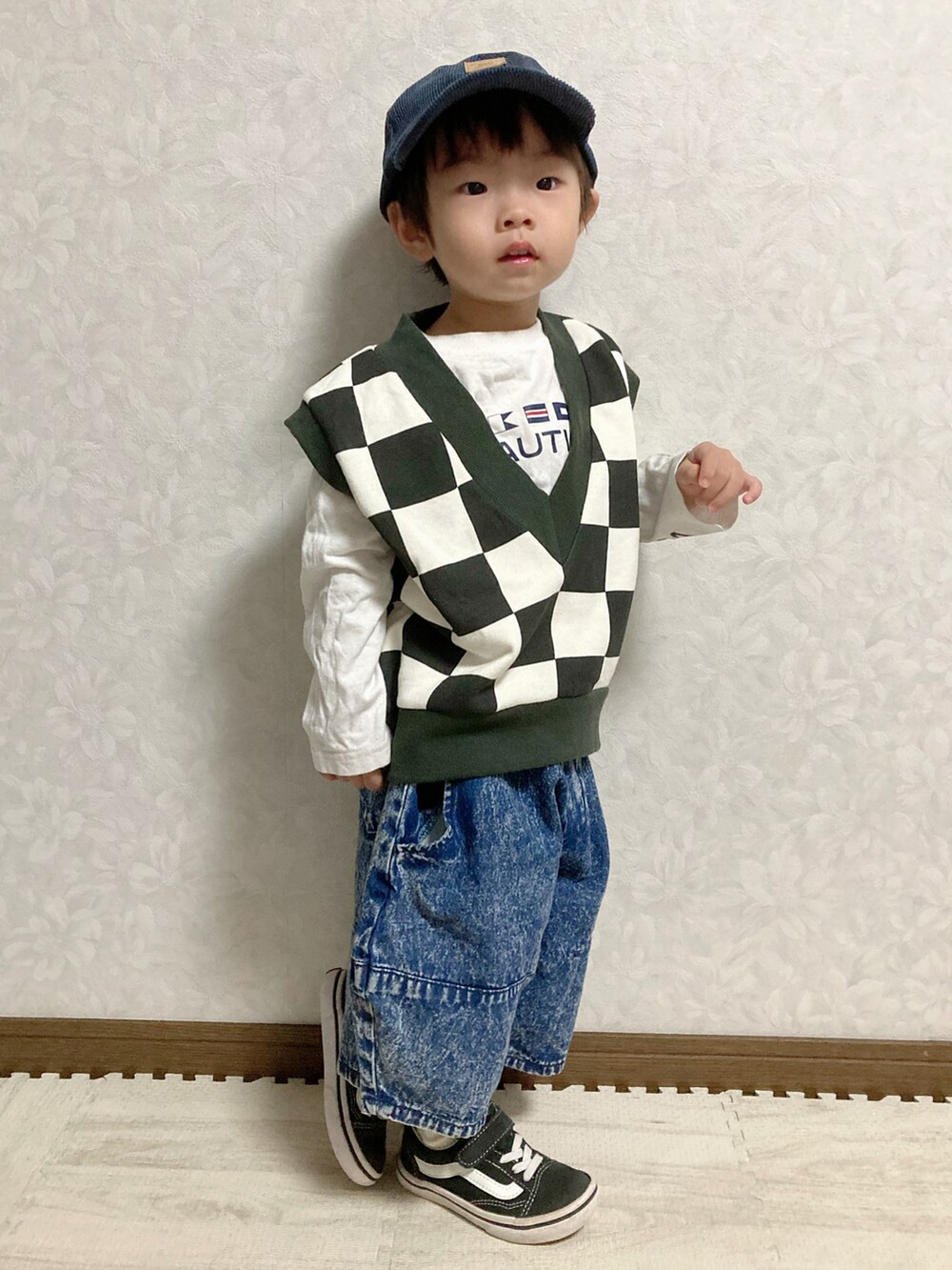 ホワイト系のTシャツ/カットソー、ブラック系のベスト、ブルー系のデニムパンツを着用したキッズの夏コーディネートの5枚目の写真