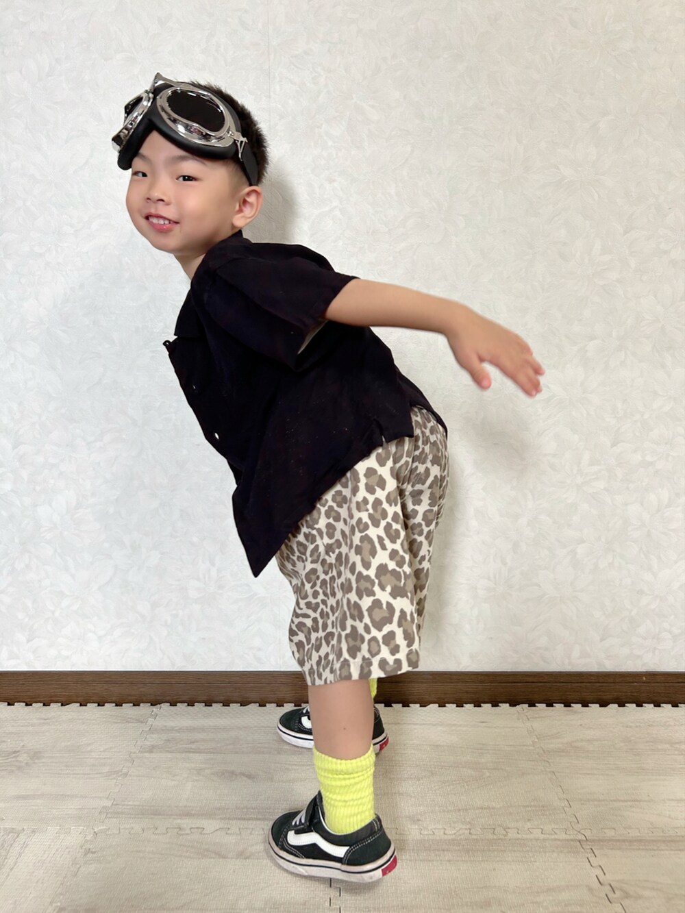 ホワイト系のTシャツ/カットソー、ブラック系のシャツ/ブラウス、ベージュ系のその他パンツを着用したキッズの夏コーディネートの5枚目の写真