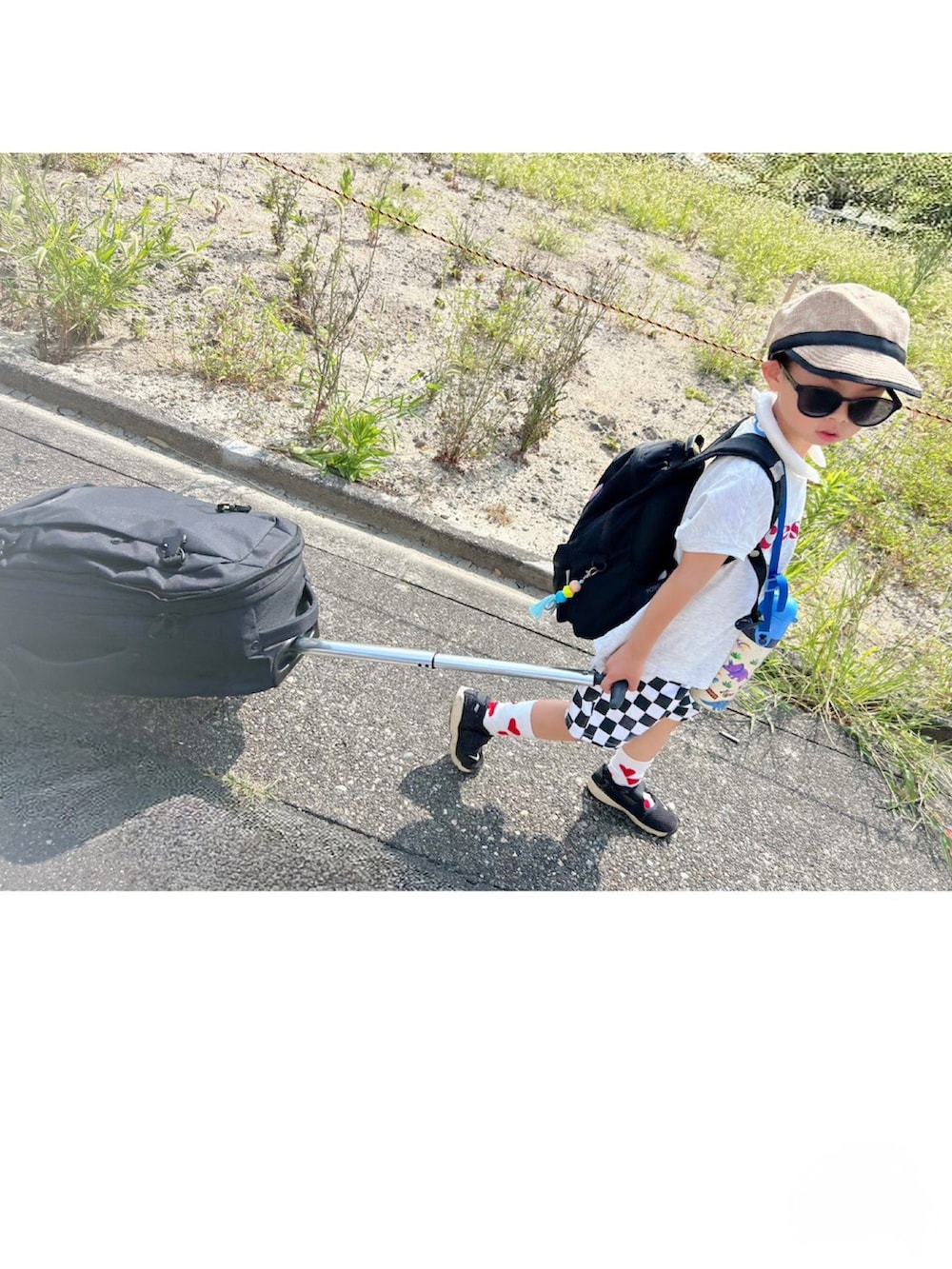 ホワイト系のTシャツ/カットソー、ホワイト系のTシャツ/カットソー、ブラック系のベストを着用したキッズの夏コーディネートの2枚目の写真