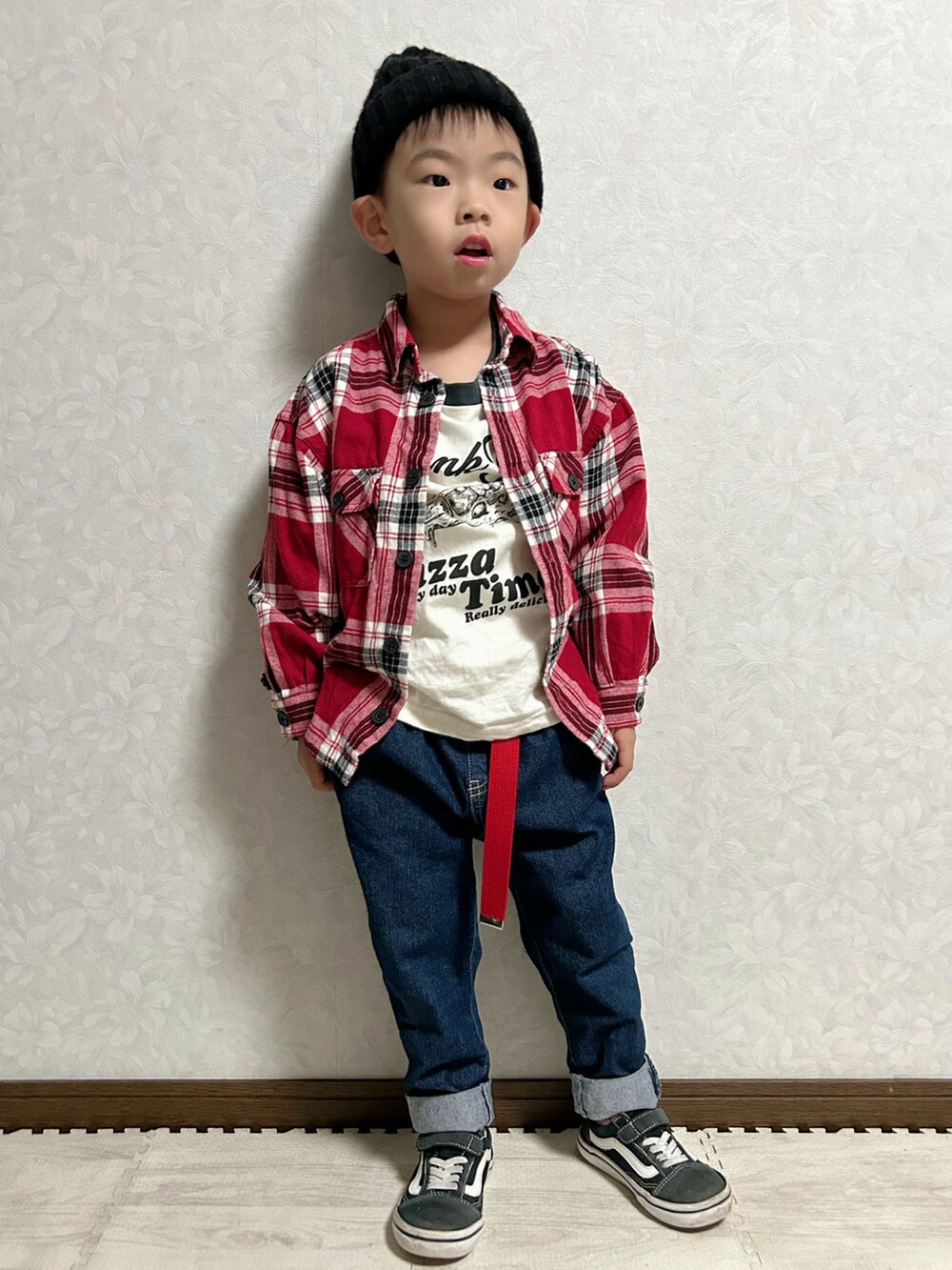 ホワイト系のTシャツ/カットソー、レッド系のシャツ/ブラウス、ブルー系のデニムパンツを着用したキッズの秋コーディネートの4枚目の写真