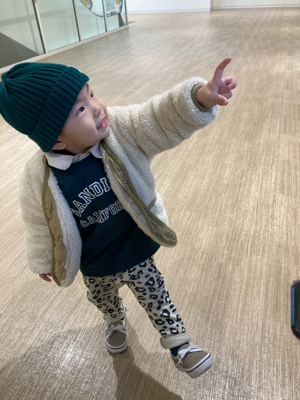 ホワイト系のニット/セーター、グリーン系のスウェット、ベージュ系のブルゾンを着用したキッズの冬コーディネートの5枚目の写真