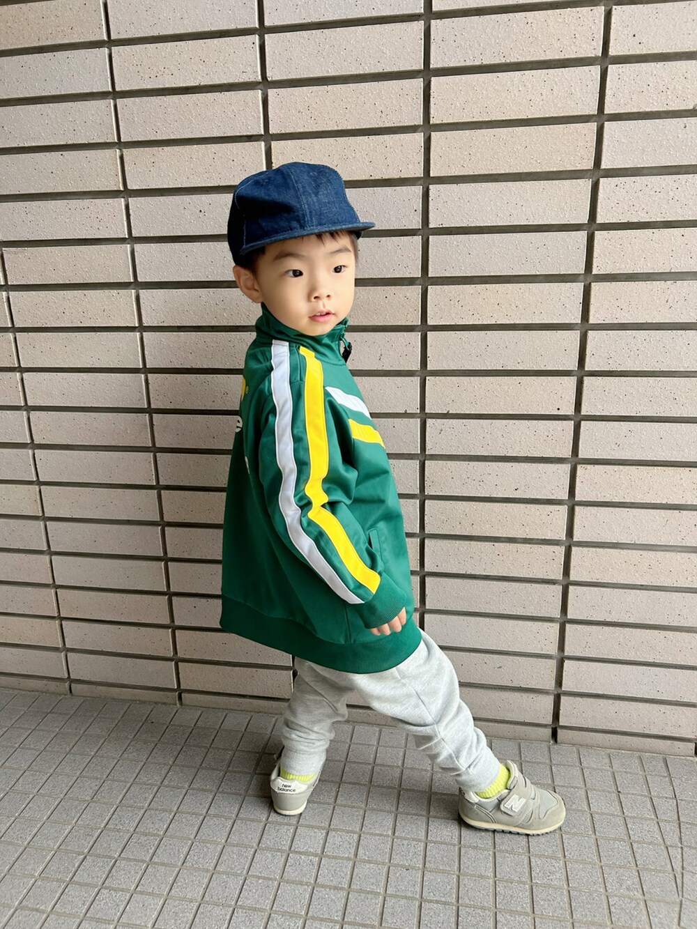 ホワイト系のスウェット、グリーン系のジャージ、グレー系のスウェットパンツを着用したキッズの秋コーディネートの4枚目の写真