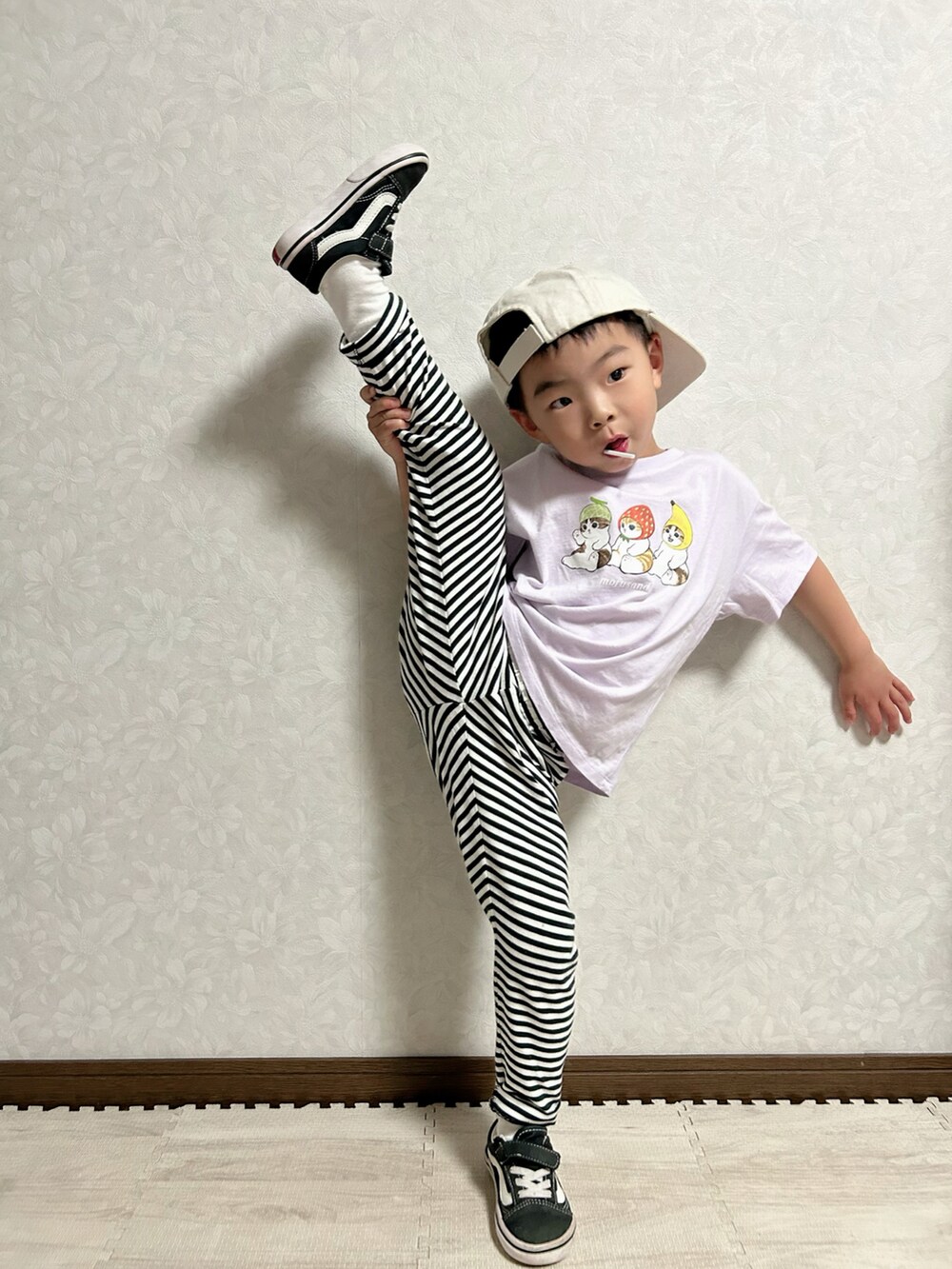 パープル系のTシャツ/カットソー、ホワイト系のその他パンツ、ブラック系のスニーカーを着用したキッズの春コーディネートの5枚目の写真