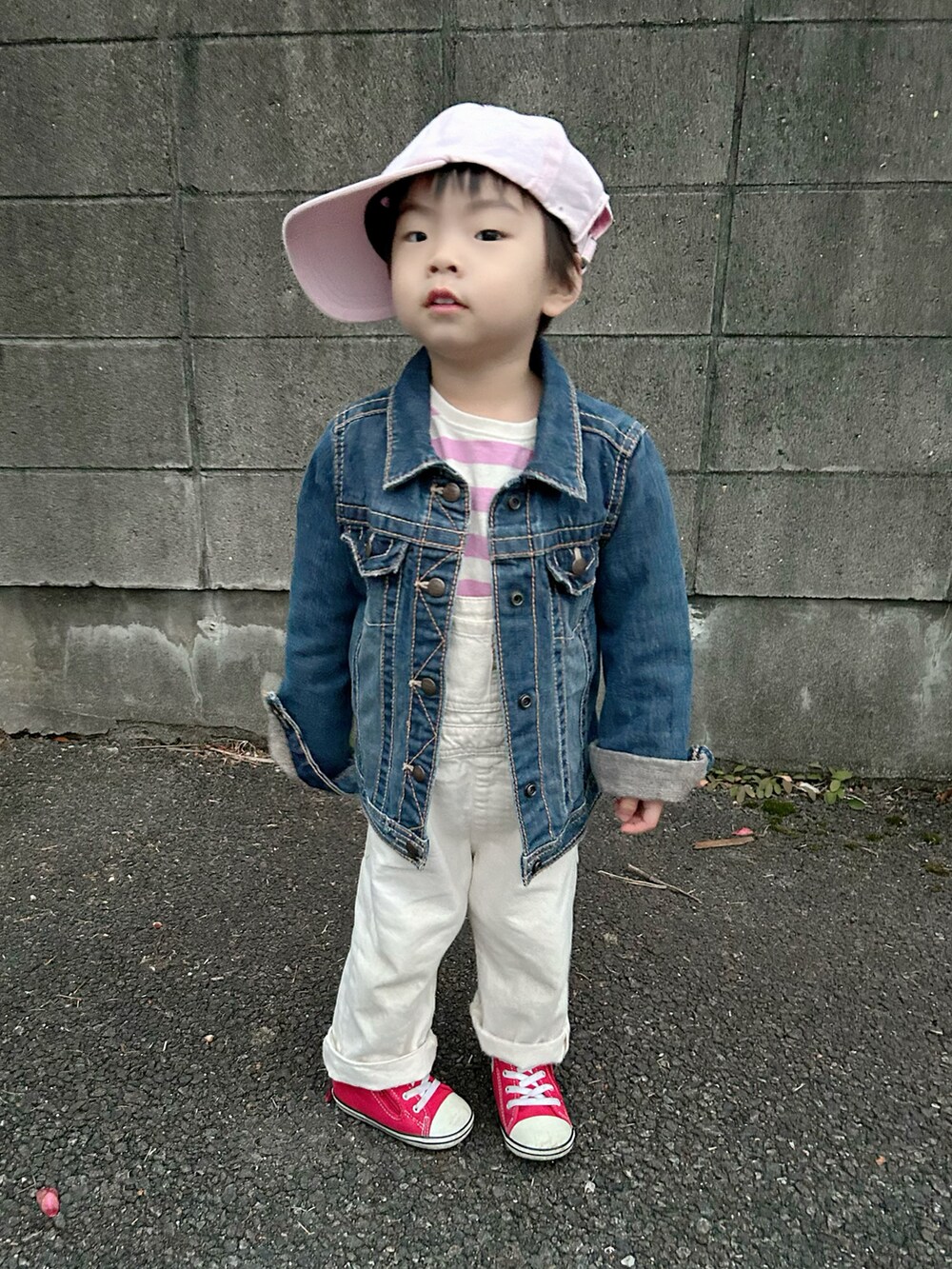 ピンク系のTシャツ/カットソー、ホワイト系のサロペット/オーバーオール、ブルー系のデニムジャケットを着用したキッズの冬コーディネートの4枚目の写真