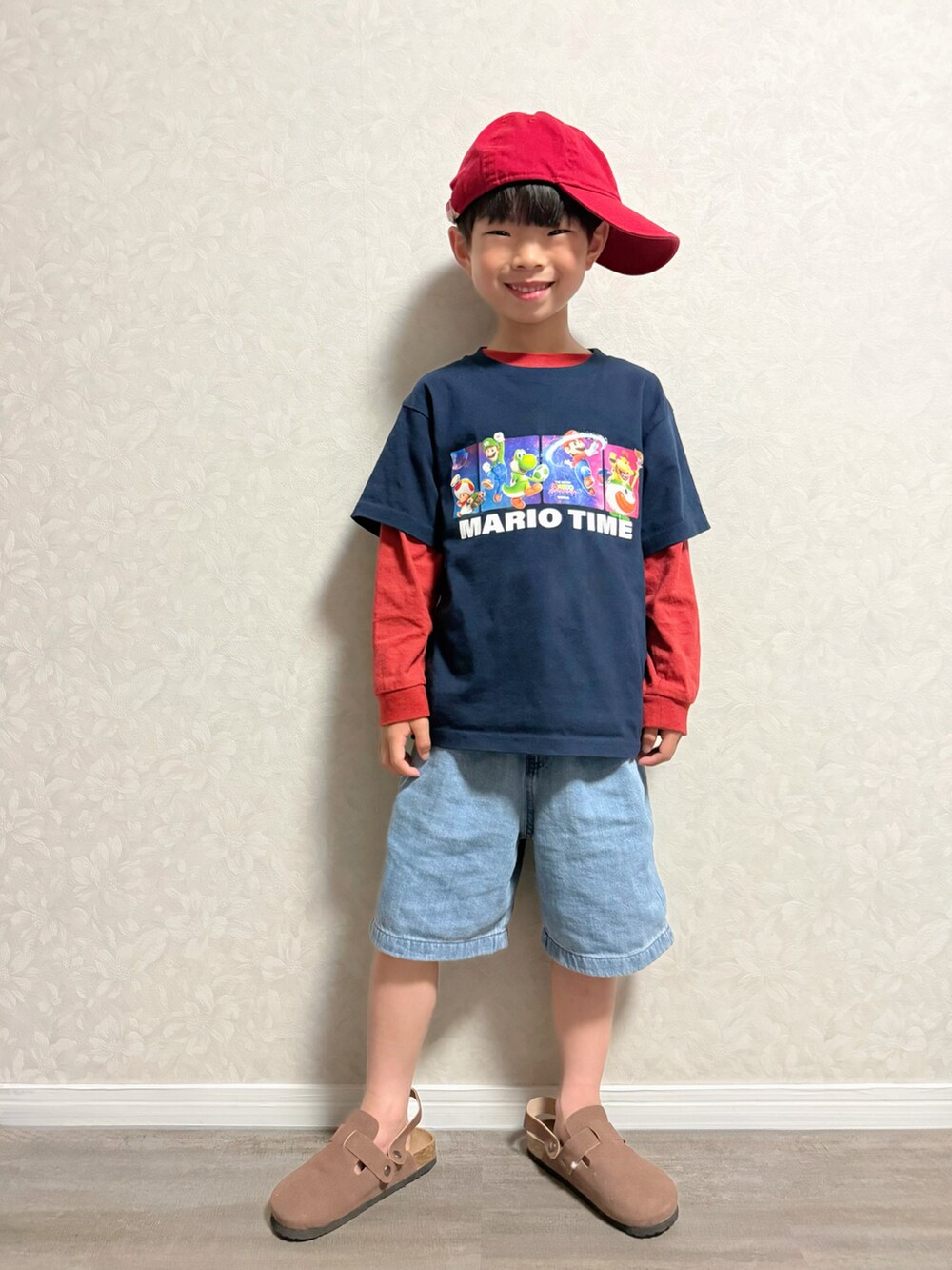 レッド系のTシャツ/カットソー、ホワイト系のショルダーバッグ、ブルー系のTシャツ/カットソーを着用したキッズの春コーディネートの3枚目の写真