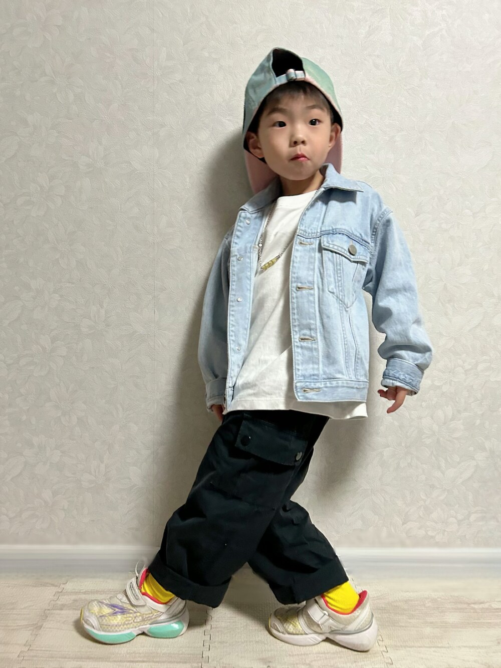 ホワイト系のTシャツ/カットソー、ブルー系のデニムジャケット、ブラック系のカーゴパンツを着用したキッズの冬コーディネートの2枚目の写真