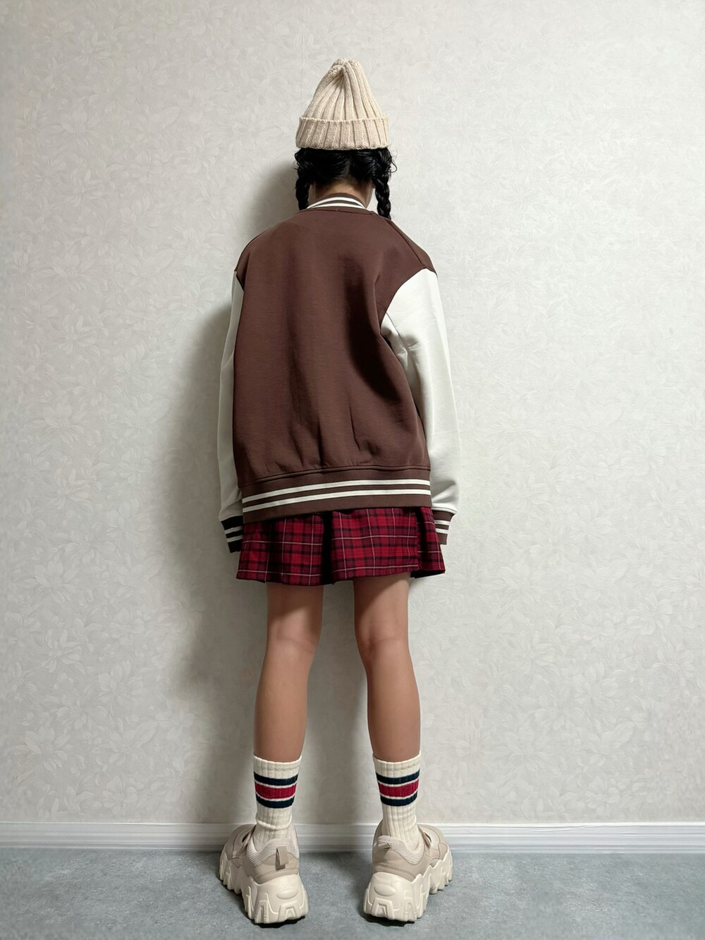 グリーン系のトートバッグ、ベージュ系のその他シューズ、グリーン系のTシャツ/カットソーを着用したキッズの秋コーディネートの2枚目の写真