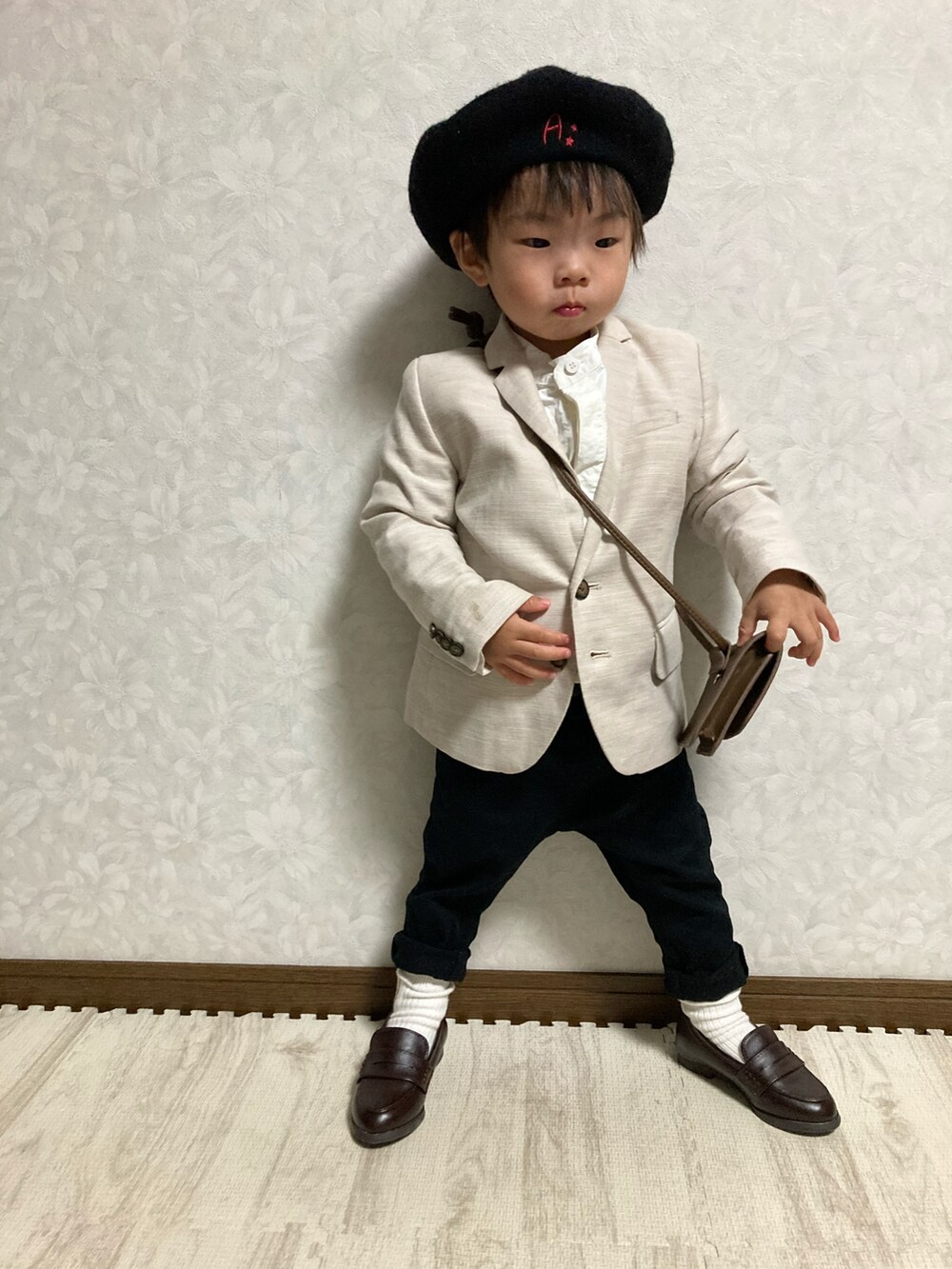 ベージュ系のテーラードジャケット、ホワイト系のシャツ/ブラウス、ブラック系のその他パンツを着用したキッズの春コーディネートの5枚目の写真