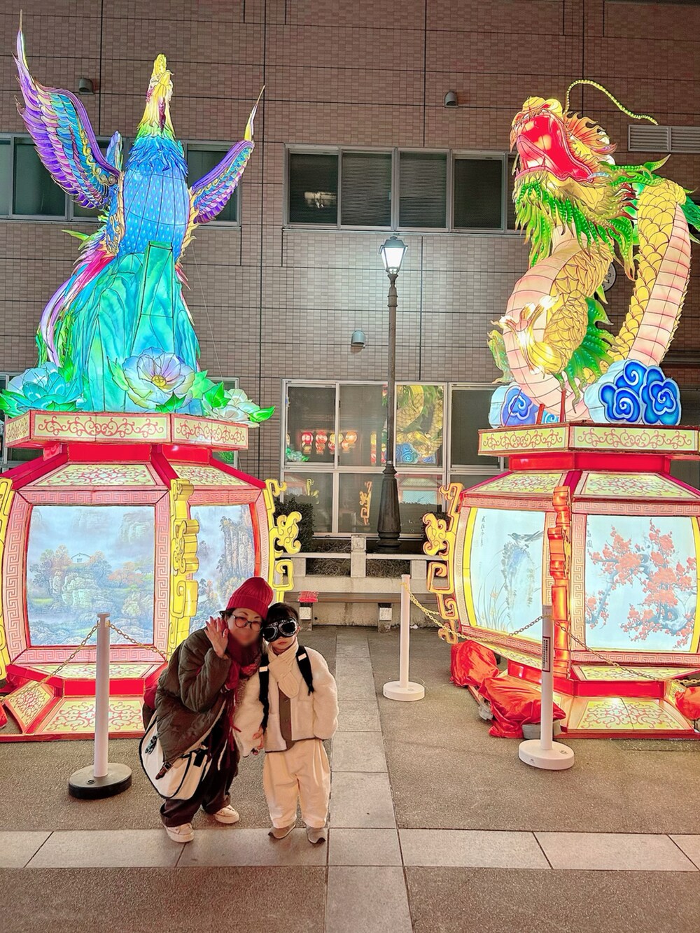 イエロー系のニット/セーター、グリーン系のノーカラージャケット、ベージュ系のチノパンツを着用したキッズの冬コーディネートの4枚目の写真