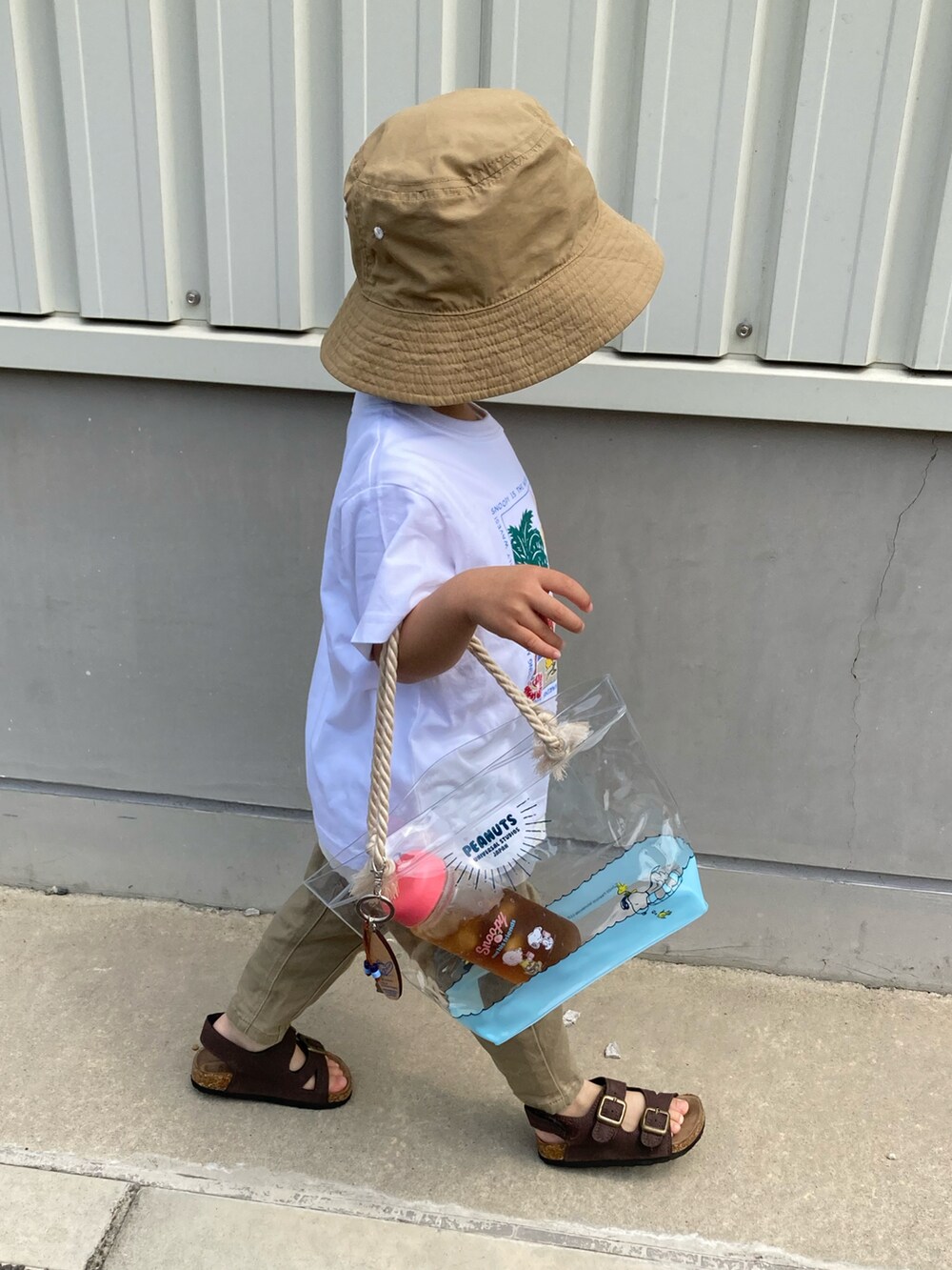 ホワイト系のTシャツ/カットソー、ホワイト系のタンクトップ、ベージュ系のその他パンツを着用したキッズの夏コーディネートの4枚目の写真