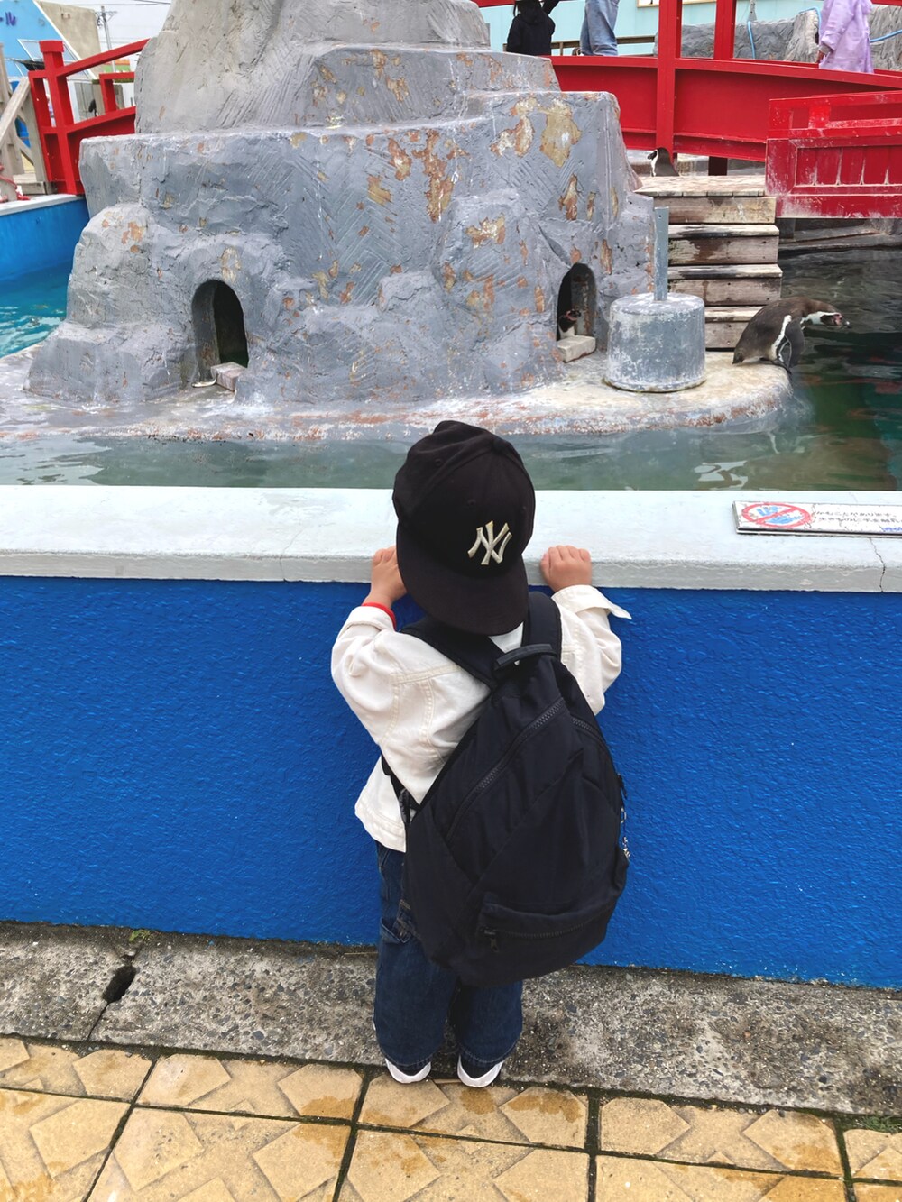 レッド系のTシャツ/カットソー、ホワイト系のデニムジャケット、ブルー系のサロペット/オーバーオールを着用したキッズの春コーディネートの5枚目の写真