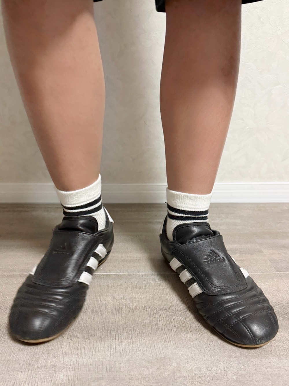 ブラック系のその他パンツ、ブラック系のTシャツ/カットソー、シルバー系のショルダーバッグを着用したキッズの夏コーディネートの5枚目の写真