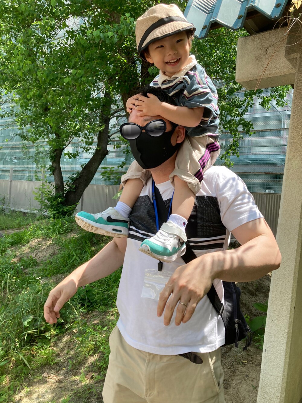 グリーン系のポロシャツ、ベージュ系のその他パンツ、ホワイト系のスニーカーを着用したキッズの春コーディネートの2枚目の写真