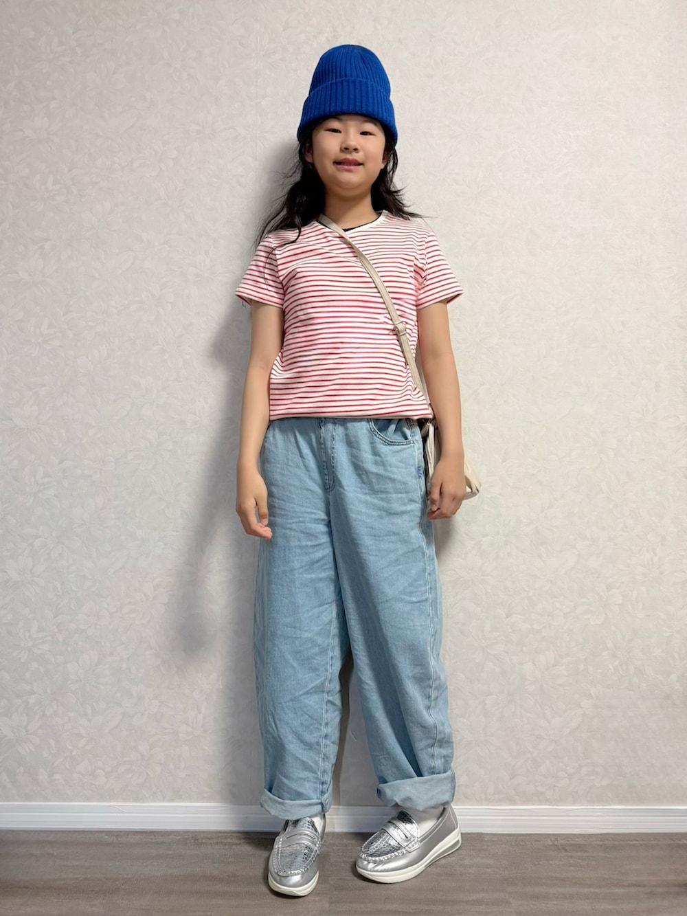 ベージュ系のその他シューズ、レッド系のTシャツ/カットソー、ホワイト系のパーカーを着用したキッズの冬コーディネートの3枚目の写真