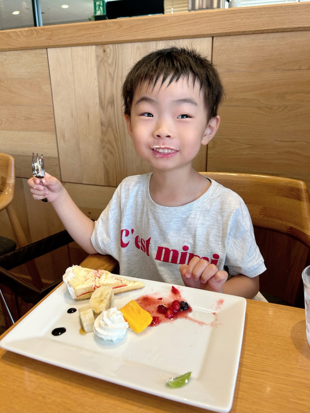 ホワイト系のTシャツ/カットソー、ホワイト系のTシャツ/カットソー、ブラック系のベストを着用したキッズの夏コーディネートの3枚目の写真