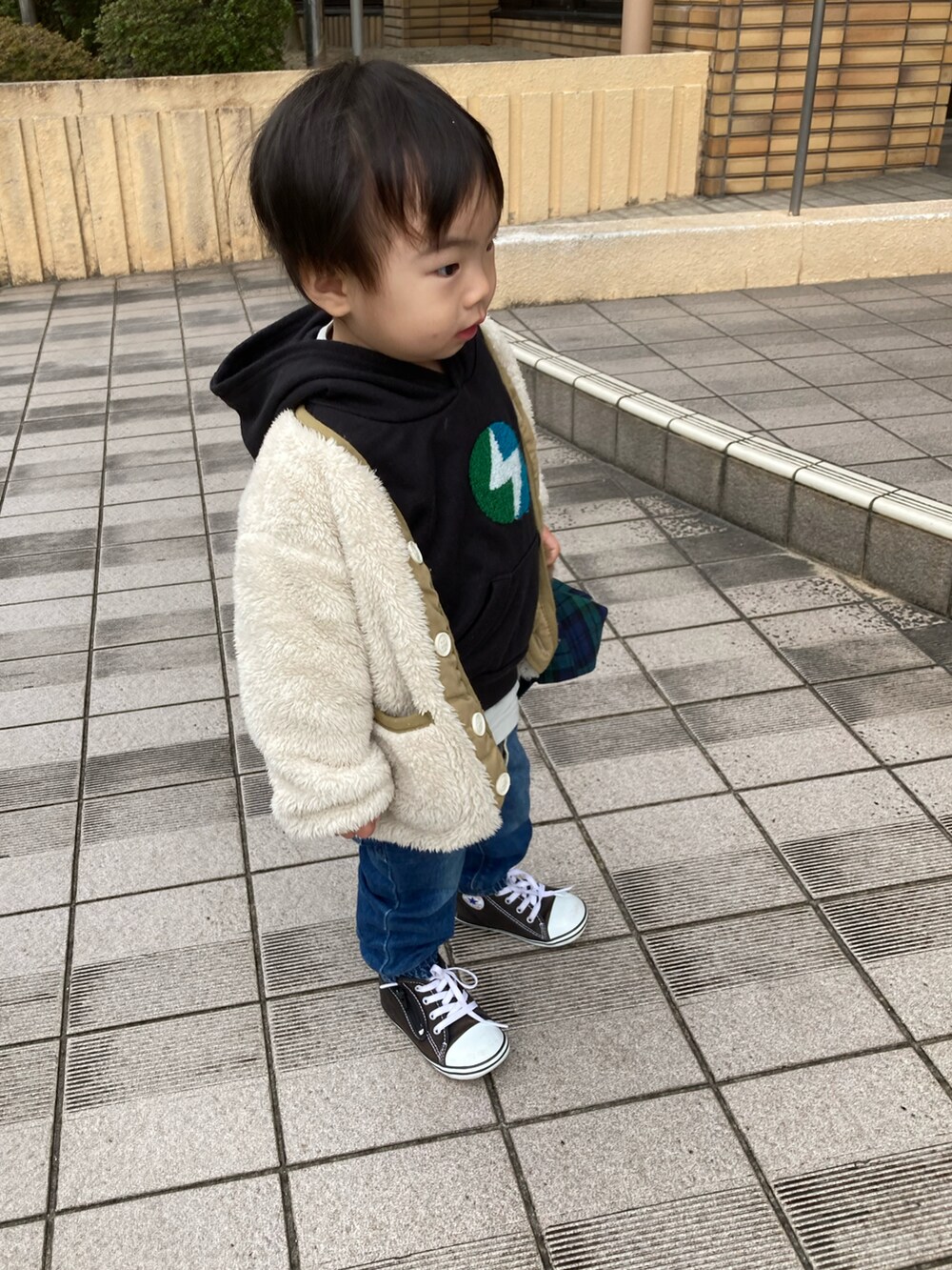 「モコモコアウター、ボアジャケット、韓国子供服、レイヤードスタイル、デニム、カジュアル、キャップ、コンバース、コンバース オールスター」|「韓国服の90cm(Tシャツ/カットソー、グリーン系)」を使った、lenlen23さん(キッズ・80cm)の冬コーディネートの5枚目の写真