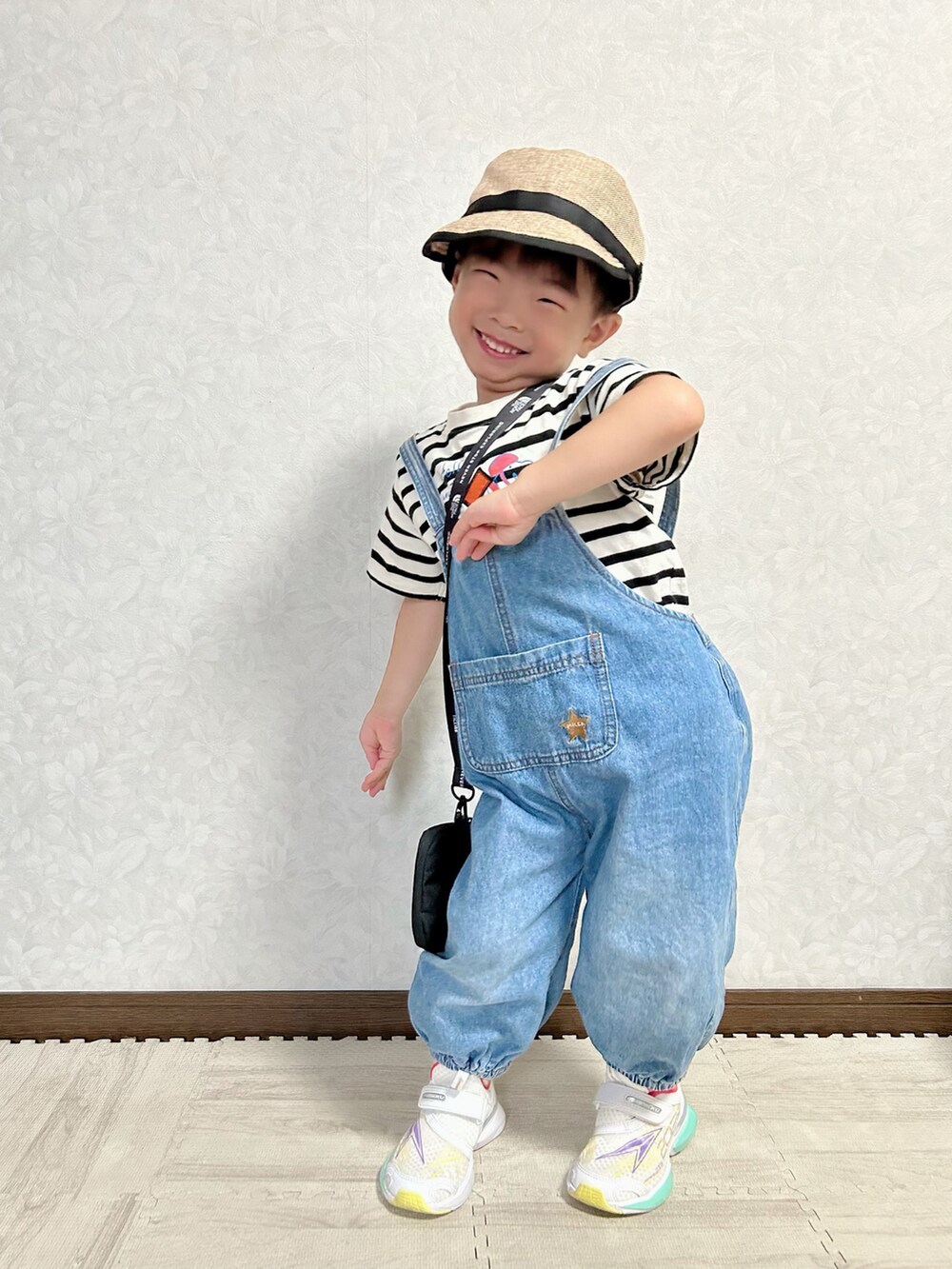 ベージュ系のTシャツ/カットソー、ブルー系のサロペット/オーバーオール、ホワイト系のスニーカーを着用したキッズの秋コーディネートの2枚目の写真