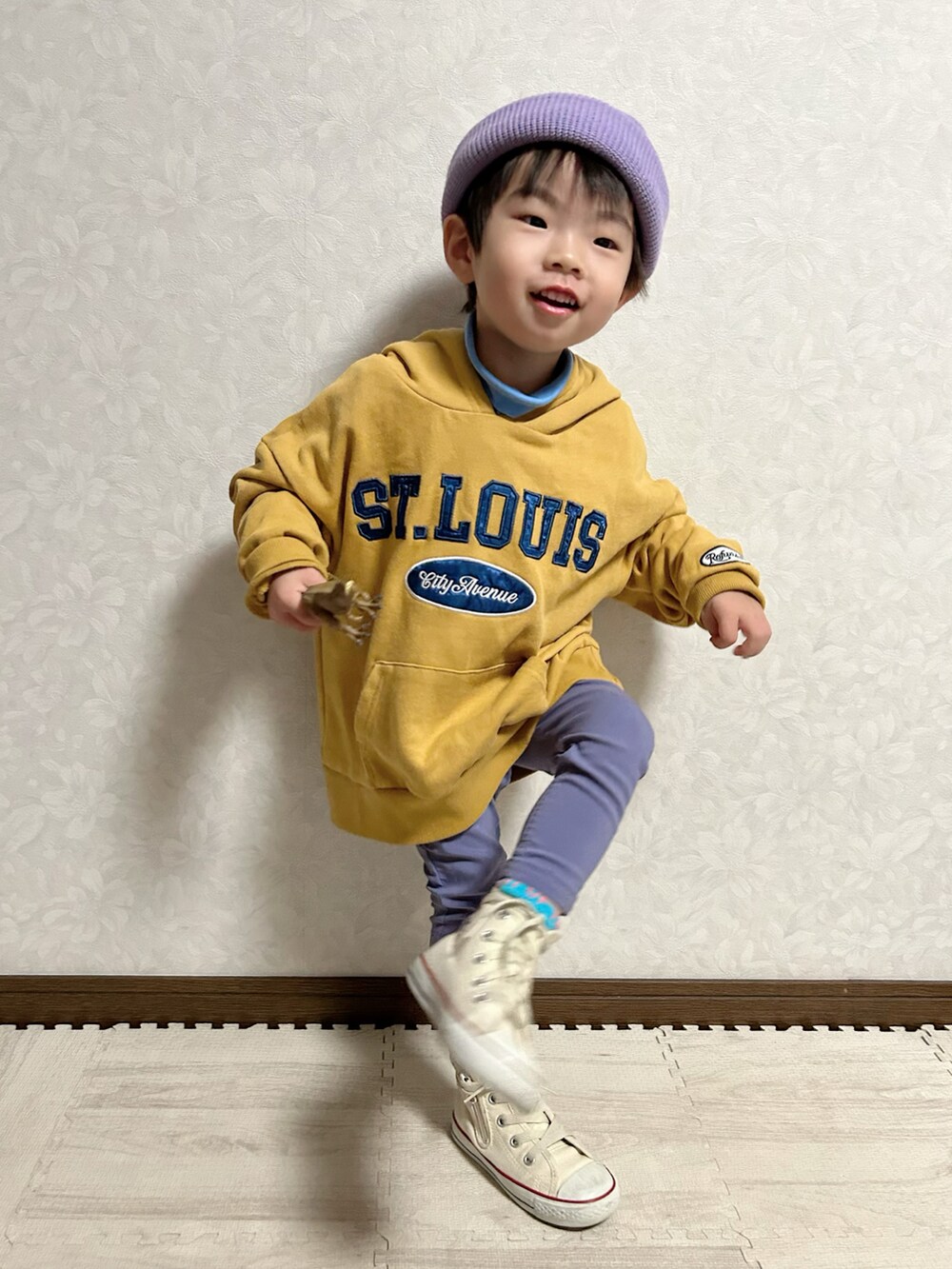 ブルー系のTシャツ/カットソー、イエロー系のパーカー、パープル系のその他パンツを着用したキッズの冬コーディネートの3枚目の写真