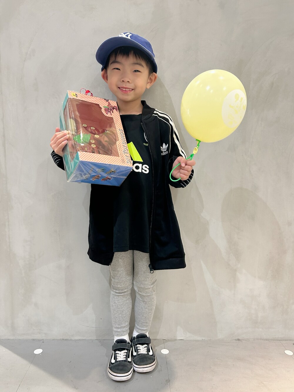 ブラック系のジャージ、ブラック系のTシャツ/カットソー、ブラック系のボディバッグ/ウエストポーチを着用したキッズの冬コーディネートの3枚目の写真