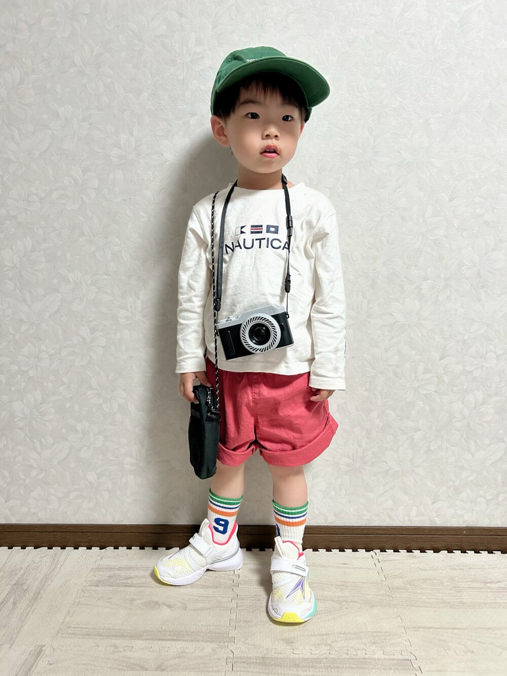 ホワイト系のTシャツ/カットソー、レッド系のパンツ、ブラック系のショルダーバッグを着用したキッズの春コーディネートの4枚目の写真