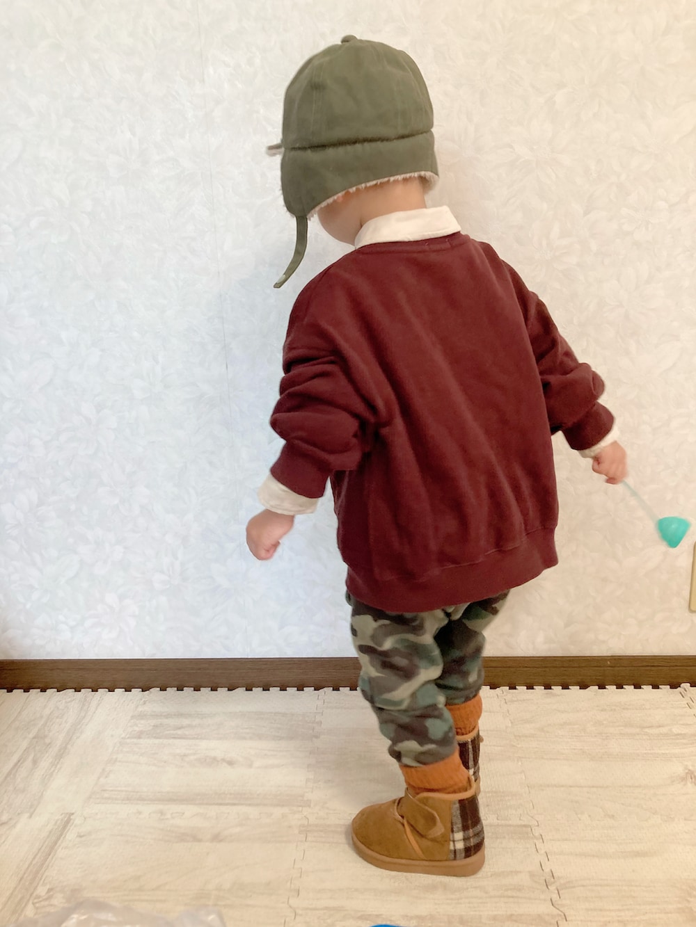 ホワイト系のシャツ/ブラウス、ブラウン系のスウェット、その他のスウェットパンツを着用したキッズの秋コーディネートの5枚目の写真