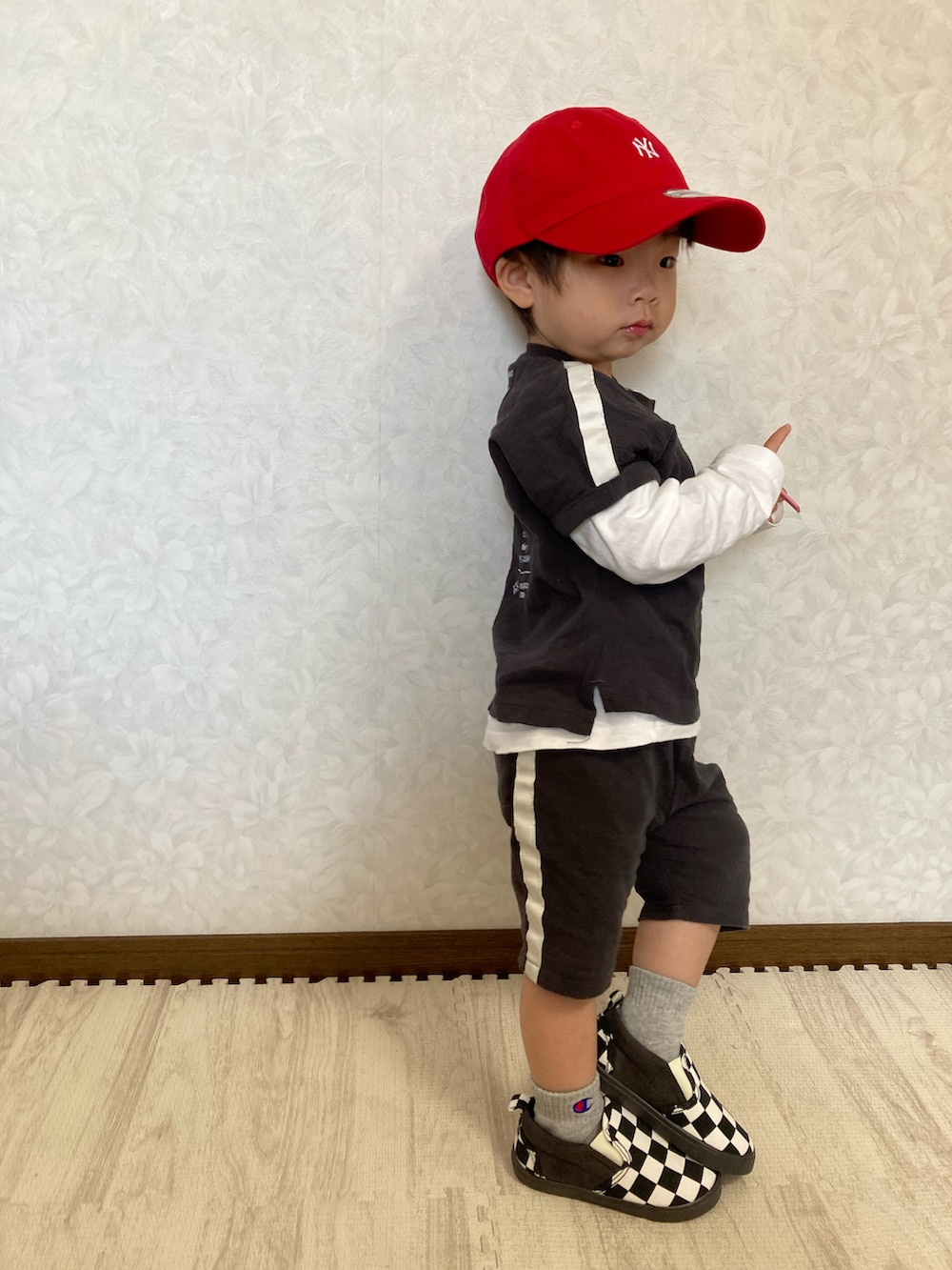 「ごきげんウィーク、ZOZOKIDSDAY、セットアップ、プチプラ、キャップ、カラー×コーデ、ストリートMIX、レイヤードスタイル、アウトドアスタイル、休日スタイル、カラーソックス、カジュアルコーデ、チェッカーフラッグ、モノトーン、スリッポン」|「NEW ERAのNEW ERA/ニューエラ キッズ キャップ 12654223(キャップ、レッド系)」を使った、lenlen23さん(キッズ・90cm)の春コーディネートの5枚目の写真