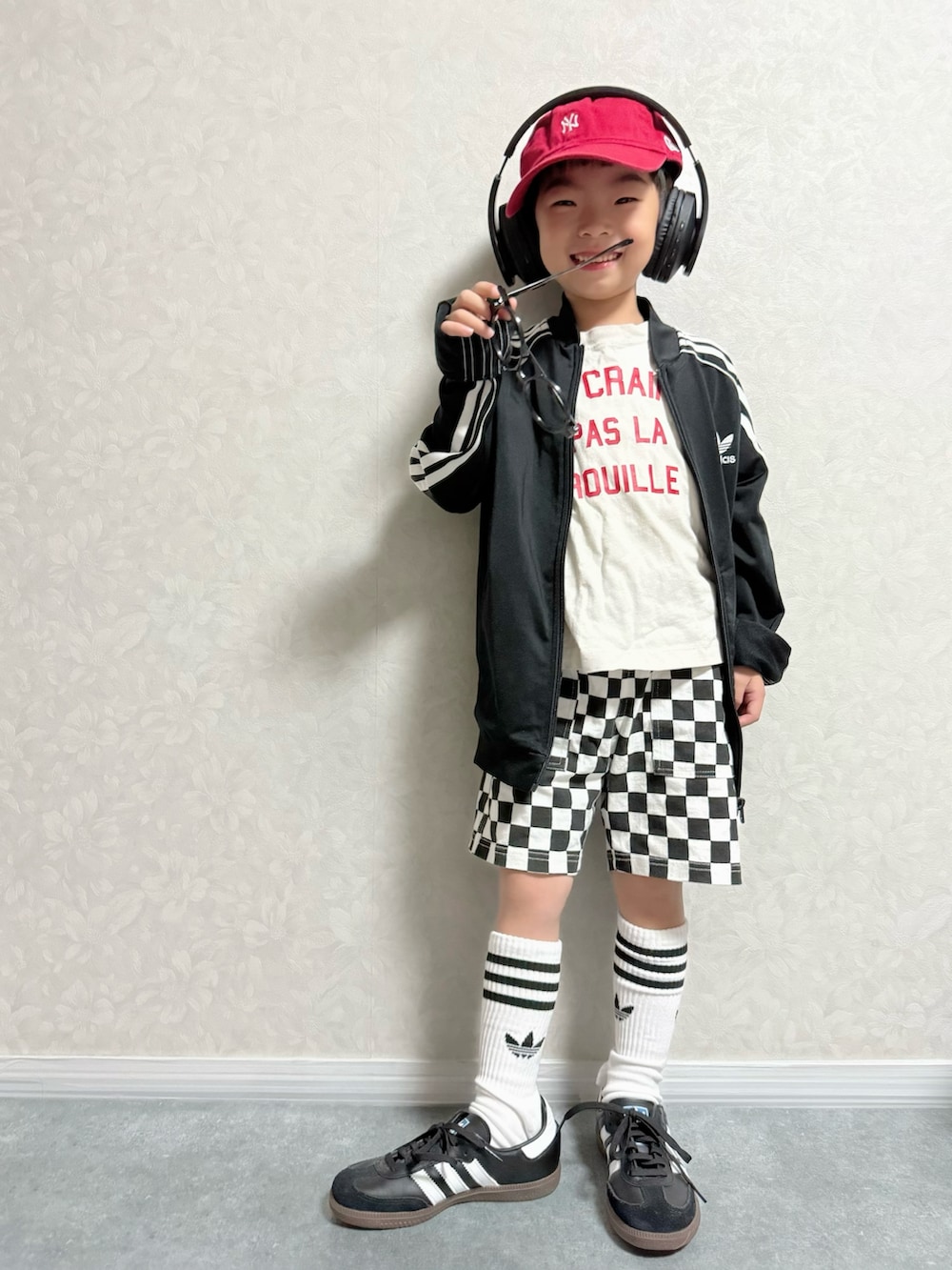 その他のその他パンツ、ブラック系のスニーカー、ホワイト系のTシャツ/カットソーを着用したキッズの秋コーディネートの2枚目の写真