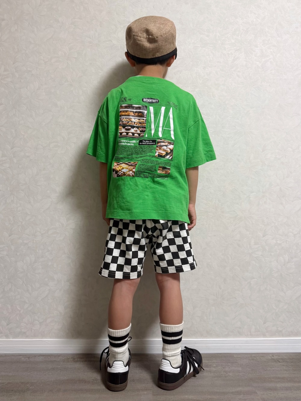 グリーン系のTシャツ/カットソー、ブラック系のスニーカー、その他のその他パンツを着用したキッズの夏コーディネートの2枚目の写真