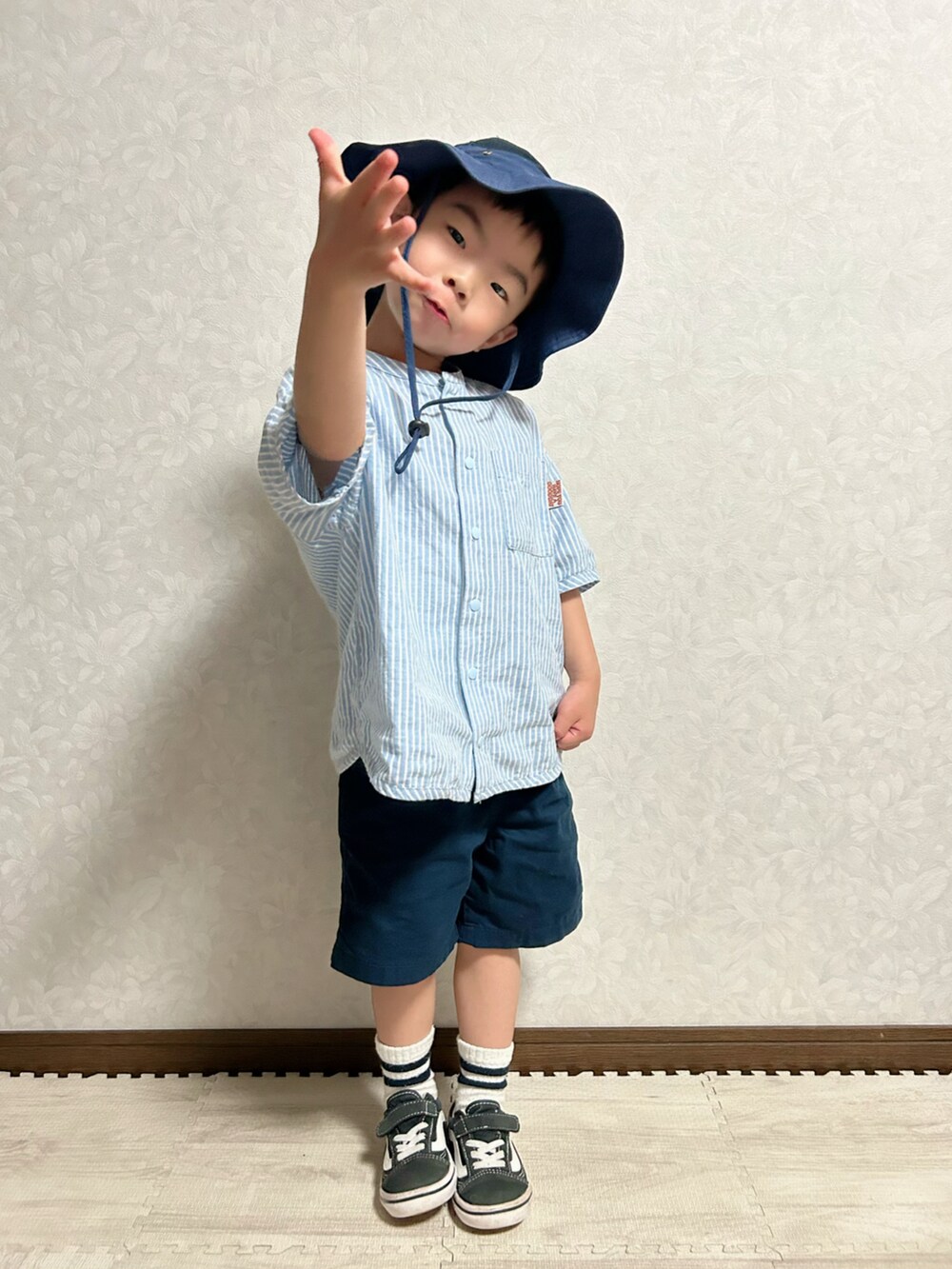 その他のシャツ/ブラウス、ブルー系のその他パンツ、ブラック系のスニーカーを着用したキッズの春コーディネートの4枚目の写真