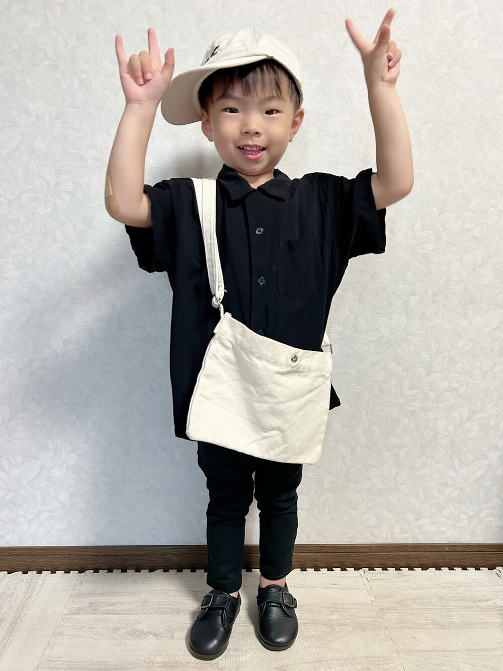 ブラック系のシャツ/ブラウス、ブラック系のその他パンツ、ホワイト系のショルダーバッグを着用したキッズの夏コーディネートの2枚目の写真
