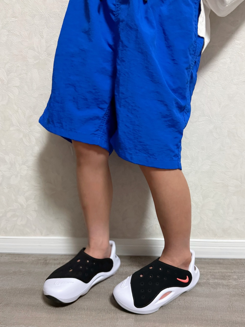 ホワイト系のTシャツ/カットソー、ブルー系のその他パンツ、ホワイト系のサンダルを着用したキッズの夏コーディネートの3枚目の写真