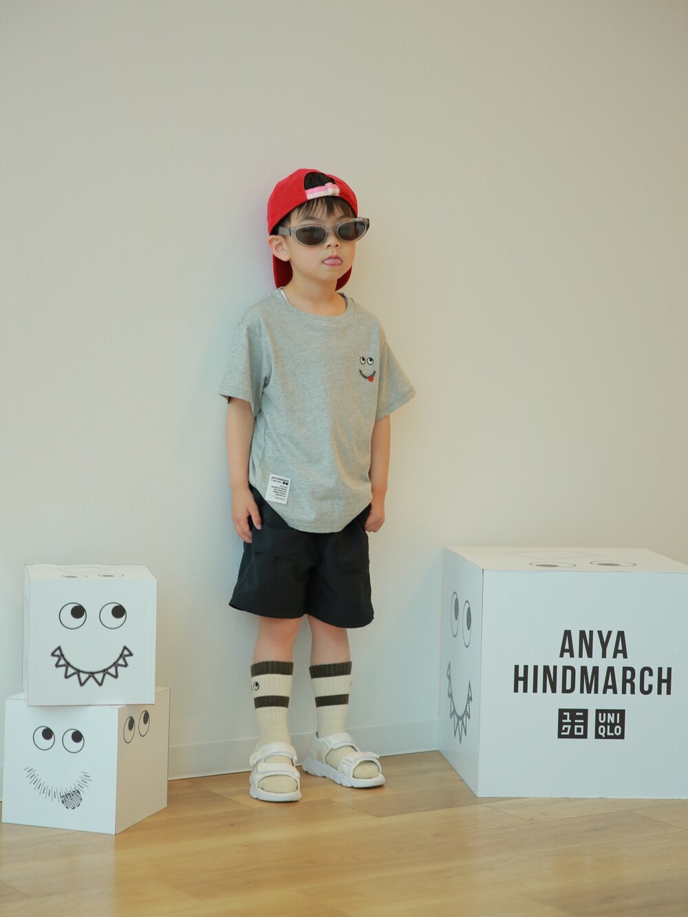 グレー系のTシャツ/カットソー、ブラック系のパンツ、ホワイト系のサンダルを着用したキッズの春コーディネートの4枚目の写真