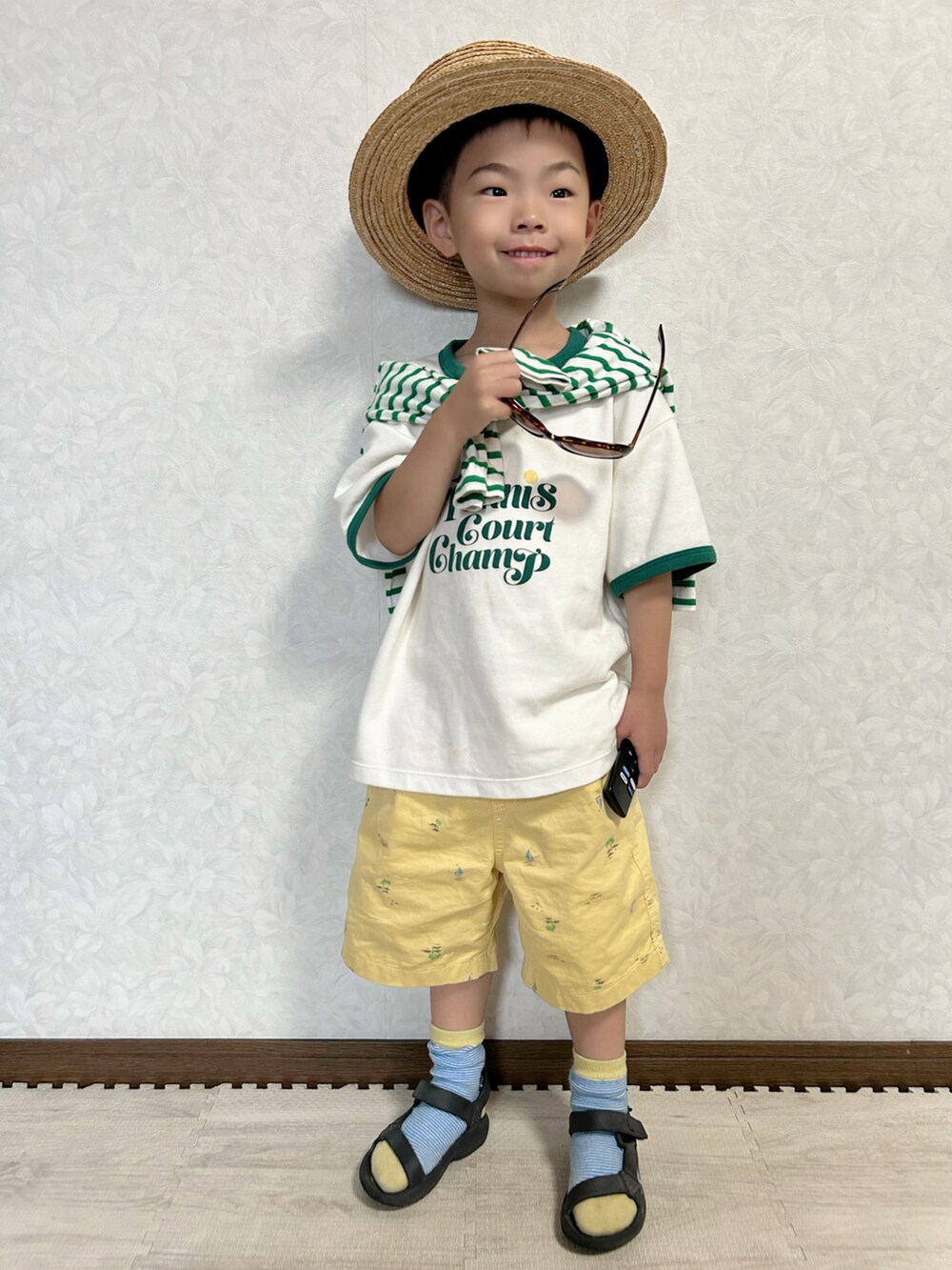 ホワイト系のTシャツ/カットソー、イエロー系のパンツ、グリーン系のTシャツ/カットソーを着用したキッズの夏コーディネートの3枚目の写真