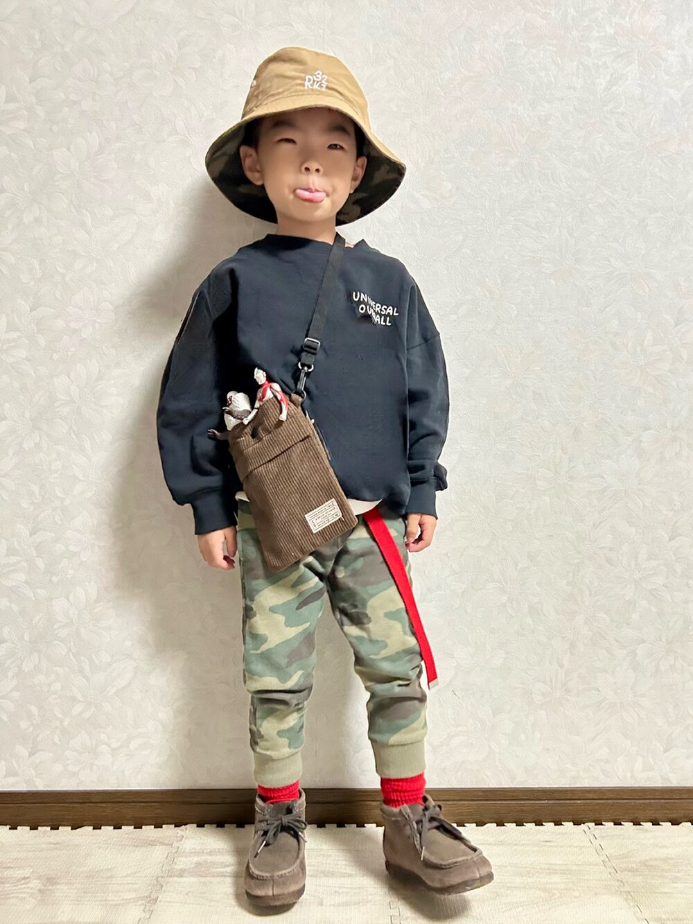 ブラック系のスウェット、その他のスウェットパンツ、ブラウン系のモカシン/デッキシューズを着用したキッズの秋コーディネートの2枚目の写真