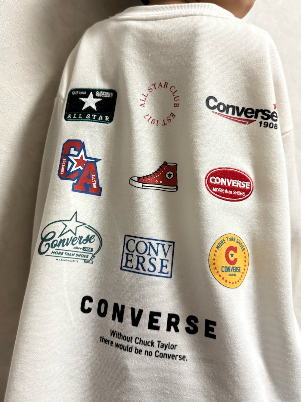 ホワイト系のスニーカー、ホワイト系のTシャツ/カットソー、グレー系のデニムパンツを着用したキッズの秋コーディネートの4枚目の写真