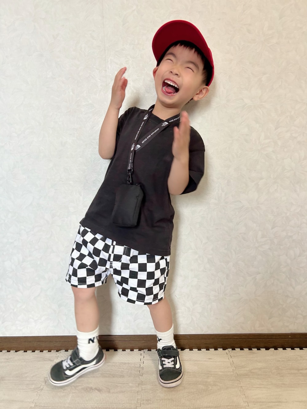 その他のTシャツ/カットソー、ブラック系のその他パンツ、ブラック系のスニーカーを着用したキッズの春コーディネートの4枚目の写真