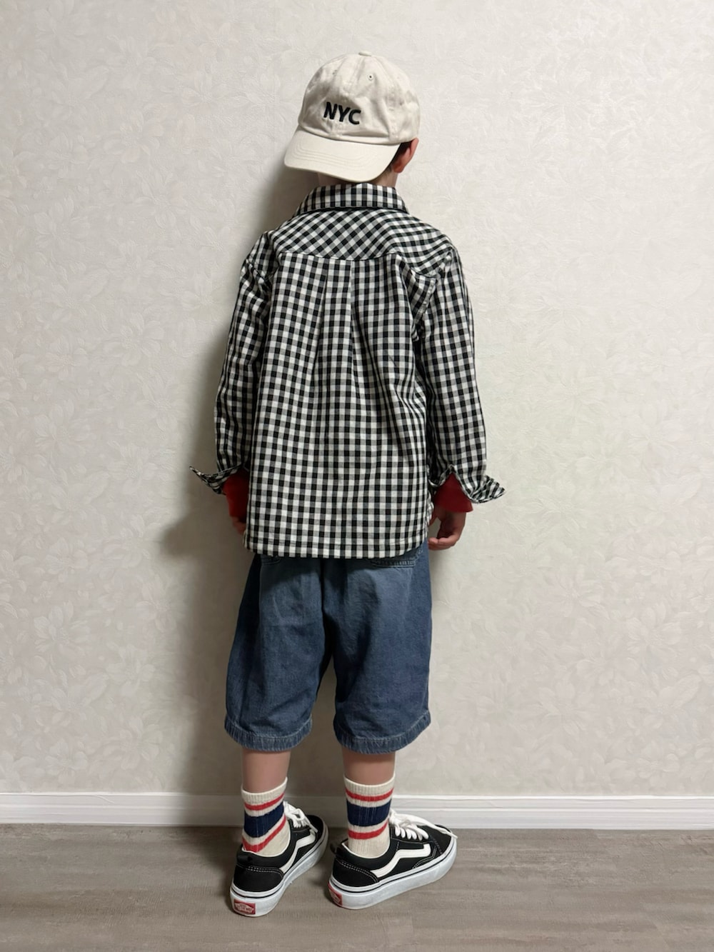 レッド系のTシャツ/カットソー、ブラック系のシャツ/ブラウス、ブラック系のスニーカーを着用したキッズの春コーディネートの3枚目の写真