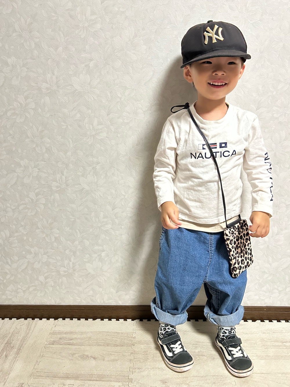 ホワイト系のTシャツ/カットソー、ブルー系のデニムパンツ、ブラウン系のショルダーバッグを着用したキッズの秋コーディネートの4枚目の写真