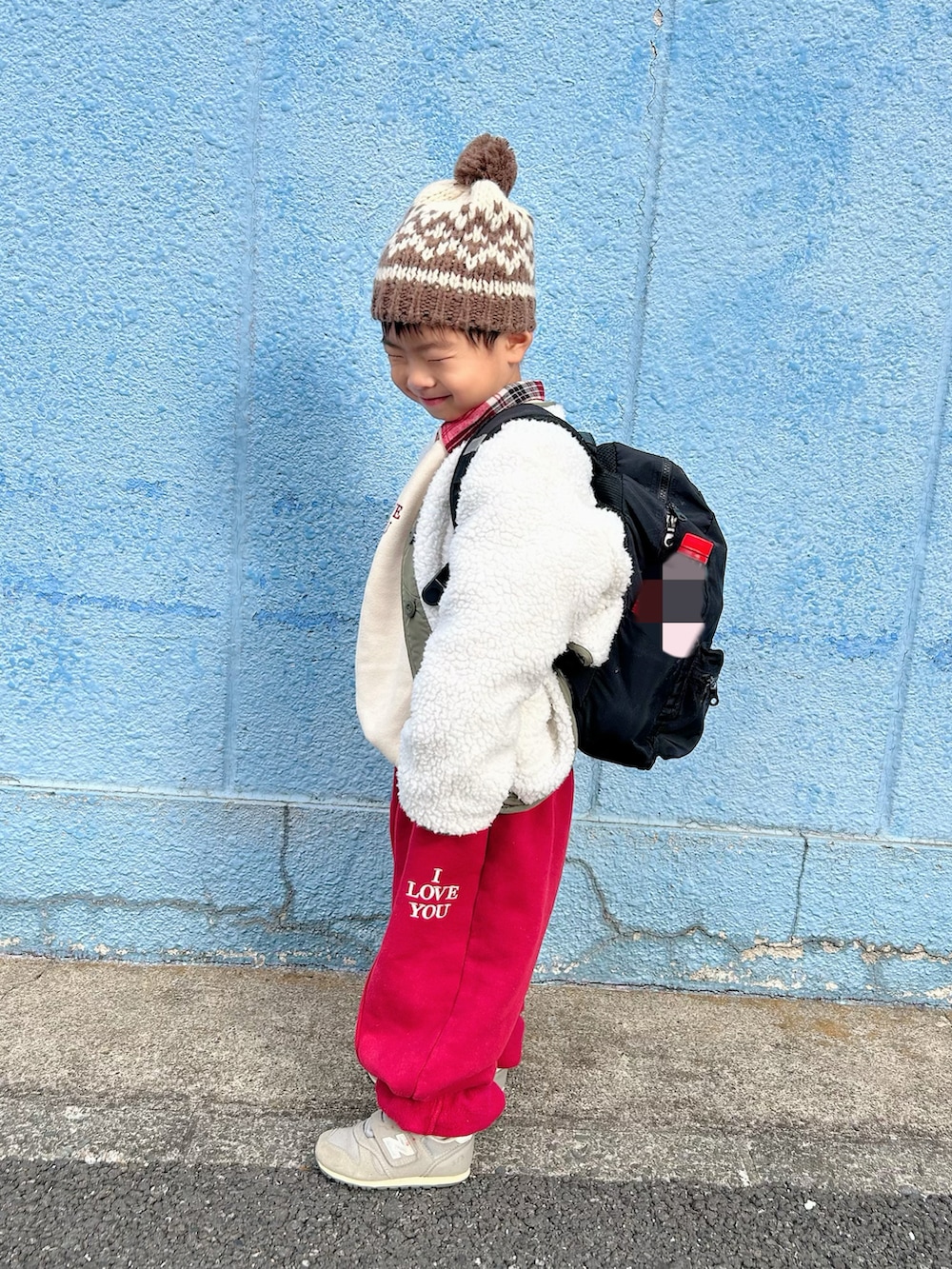 レッド系のセットアップ、レッド系のシャツ/ブラウス、グリーン系のノーカラージャケットを着用したキッズの冬コーディネートの5枚目の写真