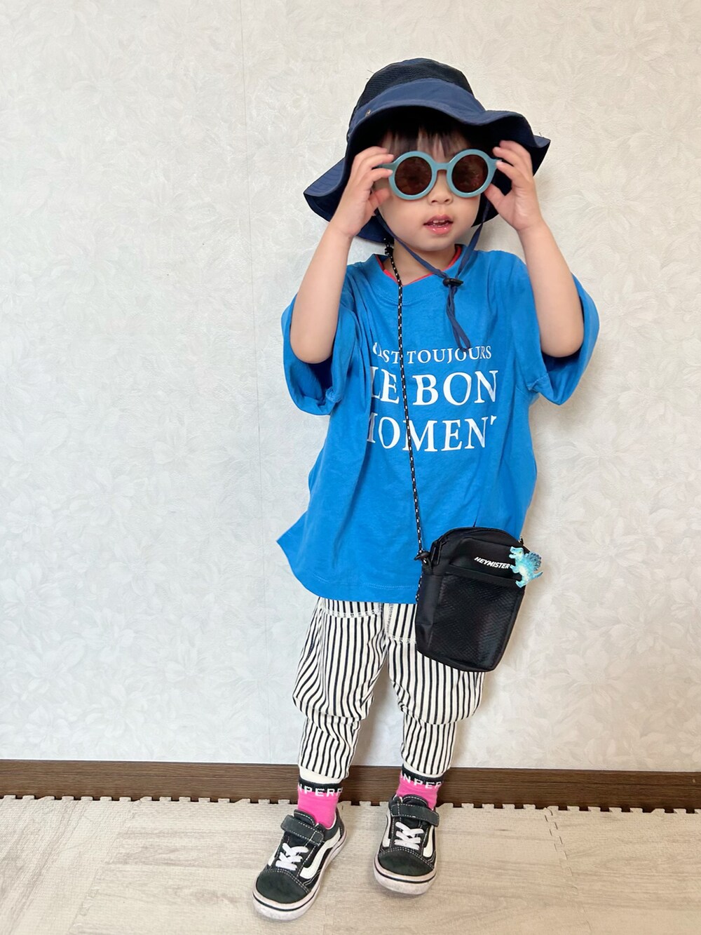 ブルー系のTシャツ/カットソー、ブラック系のショルダーバッグ、ブルー系のその他パンツを着用したキッズの春コーディネートの3枚目の写真